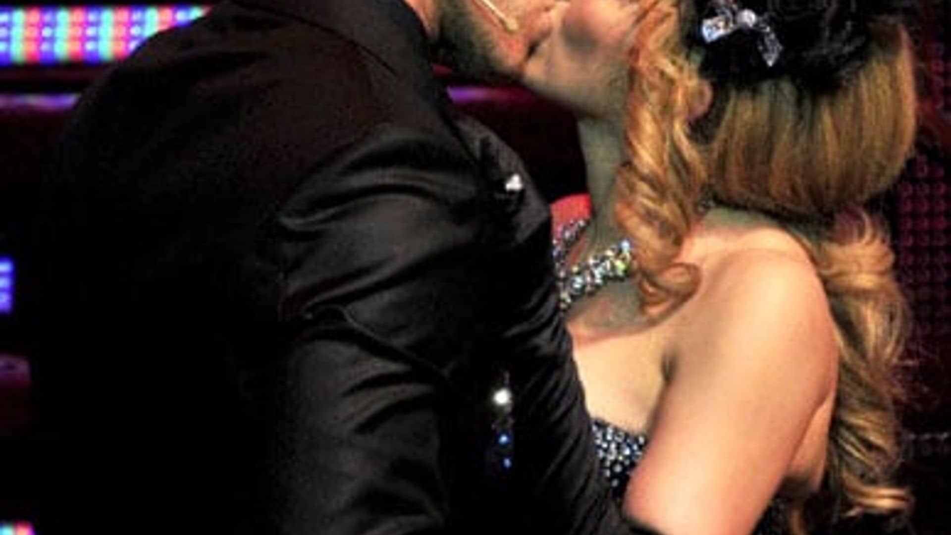 El romántico beso entre Aracely Arámbula y Sebastián Rulli y la ovacionada actuación de Julio Alemán en 'Perfume de Gardenia'