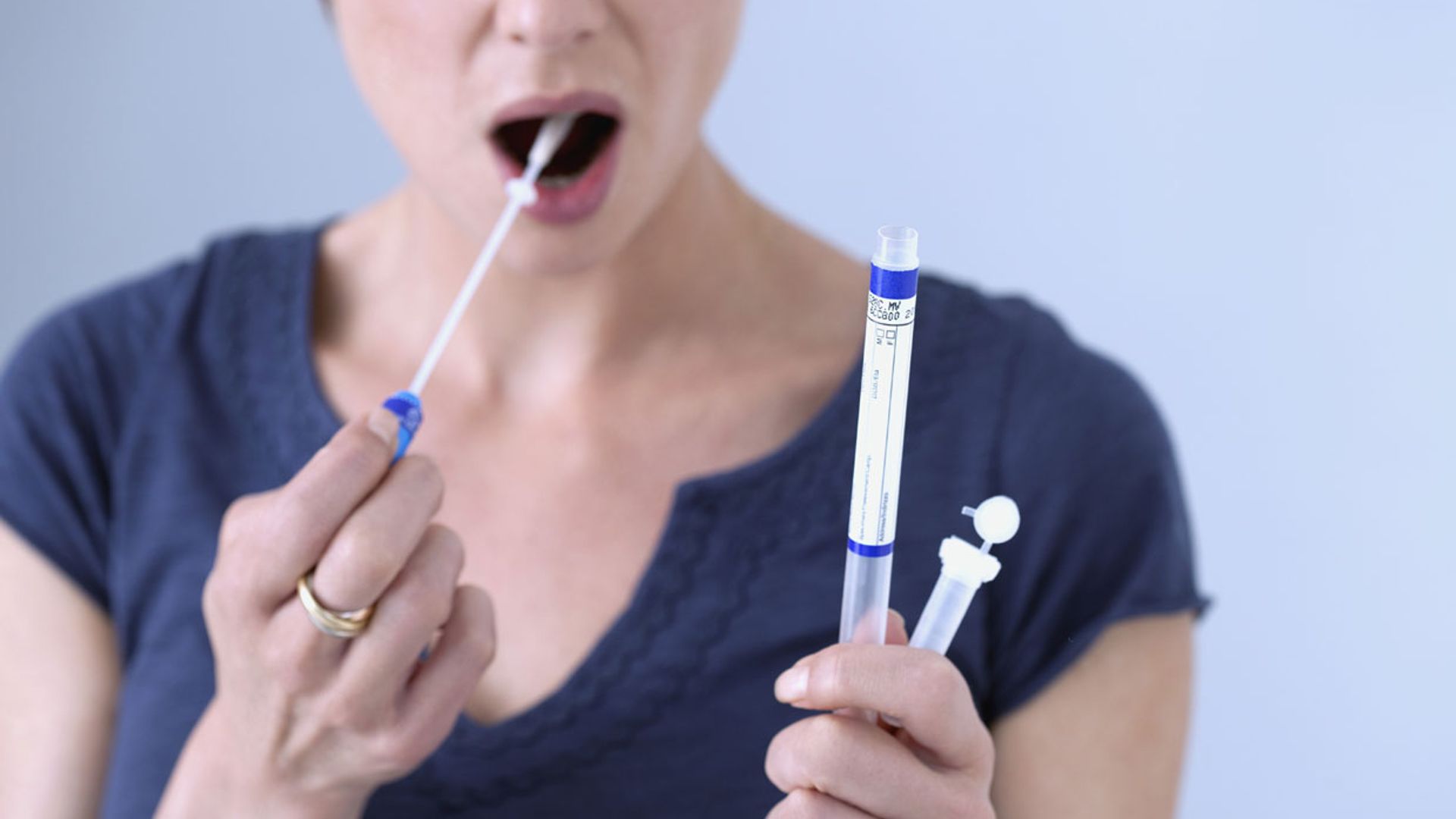 Las nuevas PCR con muestra de saliva son más rápidas, cómodas y puedes hacerlas en casa