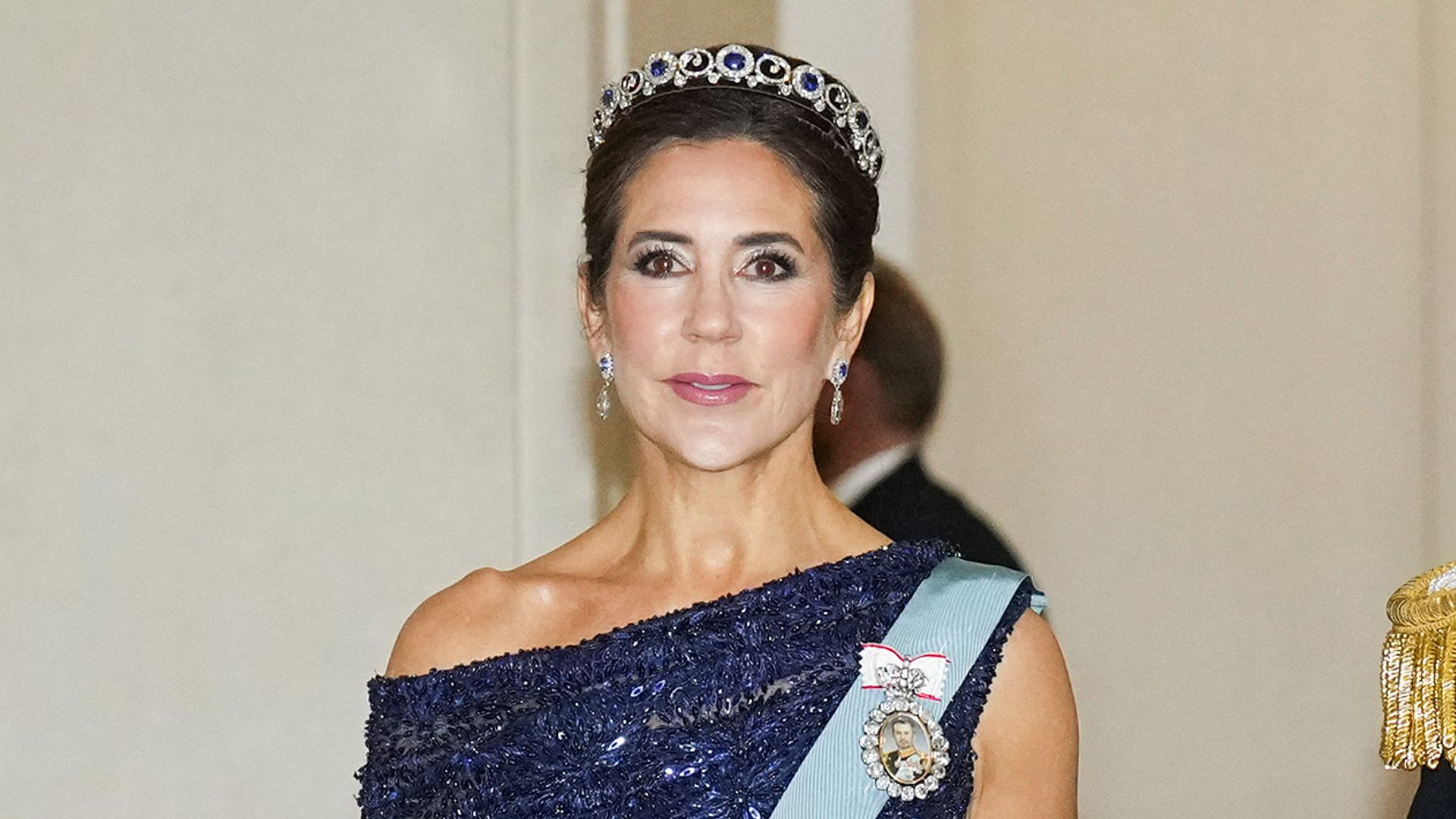Mary de Dinamarca, deslumbrante con un espectacular vestido de lentejuelas y terciopelo que reinventa por cuarta vez para una cena de Estado