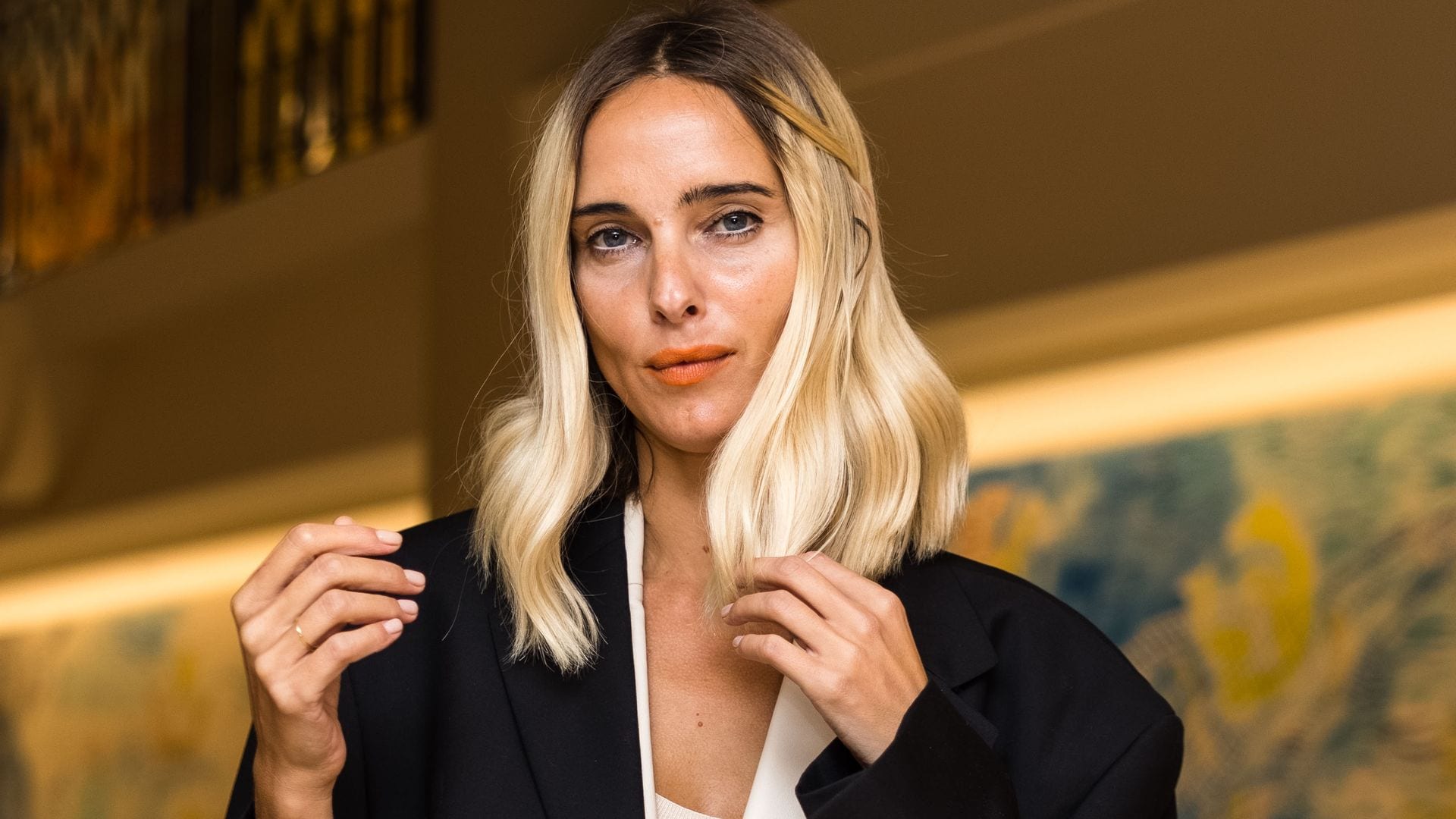 Candela Pelizza con vestido blanco y chaqueta negra oversized