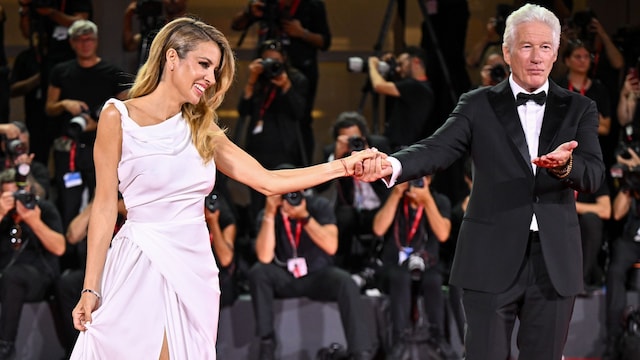 Richard Gere y Alejandra Silva en la alfombra roja de la 81 edición del Festival de Cine de Venecia, Italia. 1 de septiembre de 2024