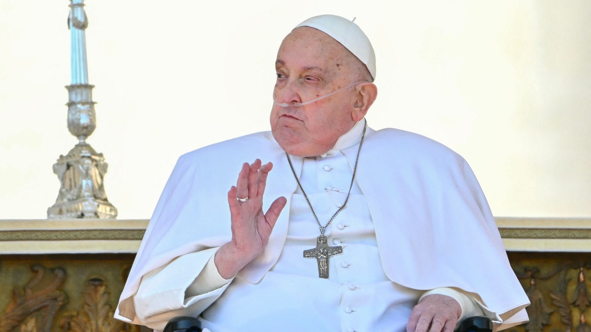 El papa Francisco reaparece tras su alta hospitalaria: 'Gracias a todos y feliz domingo' 