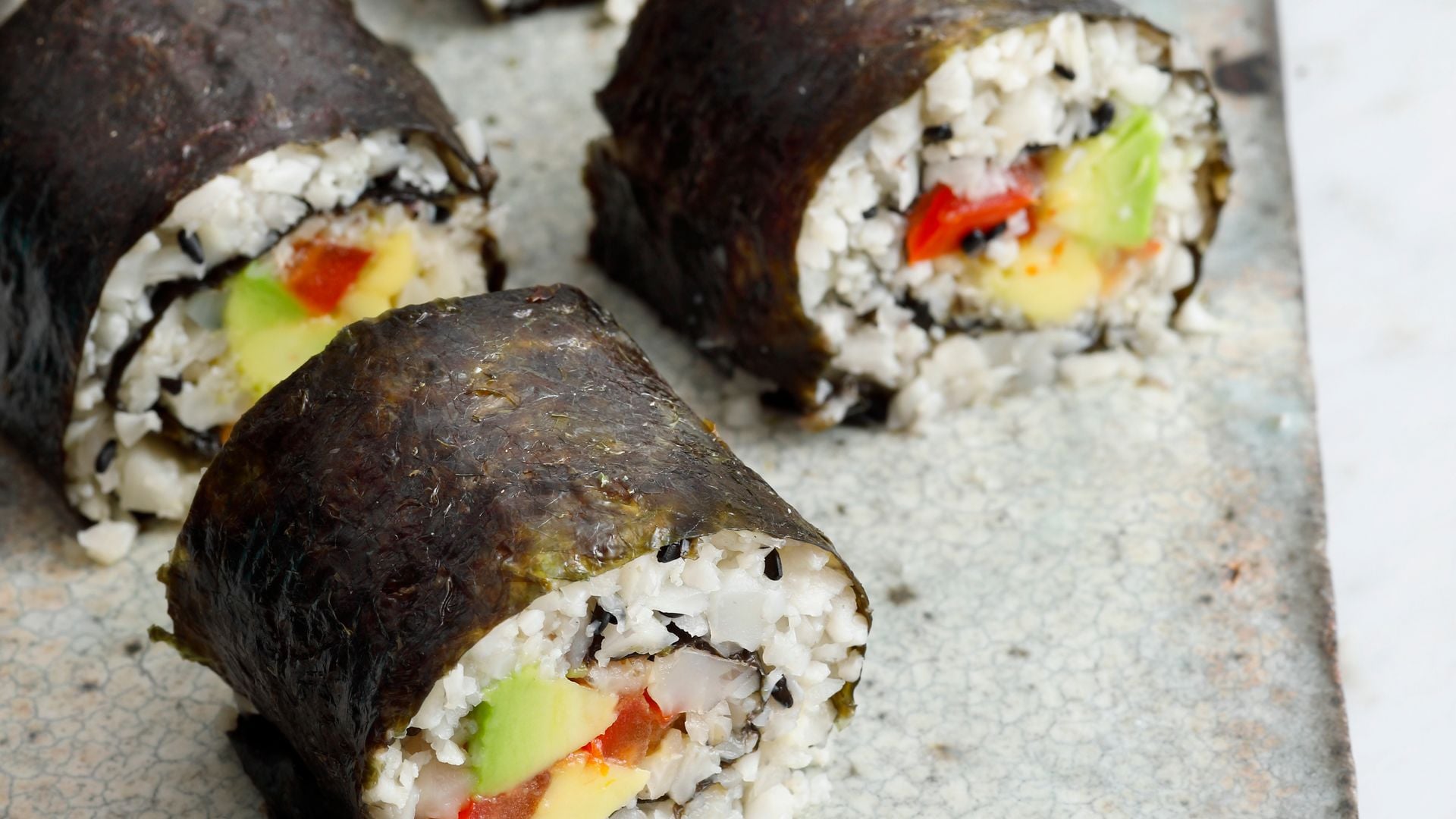 'Sushi' de coliflor con aguacate y pimiento