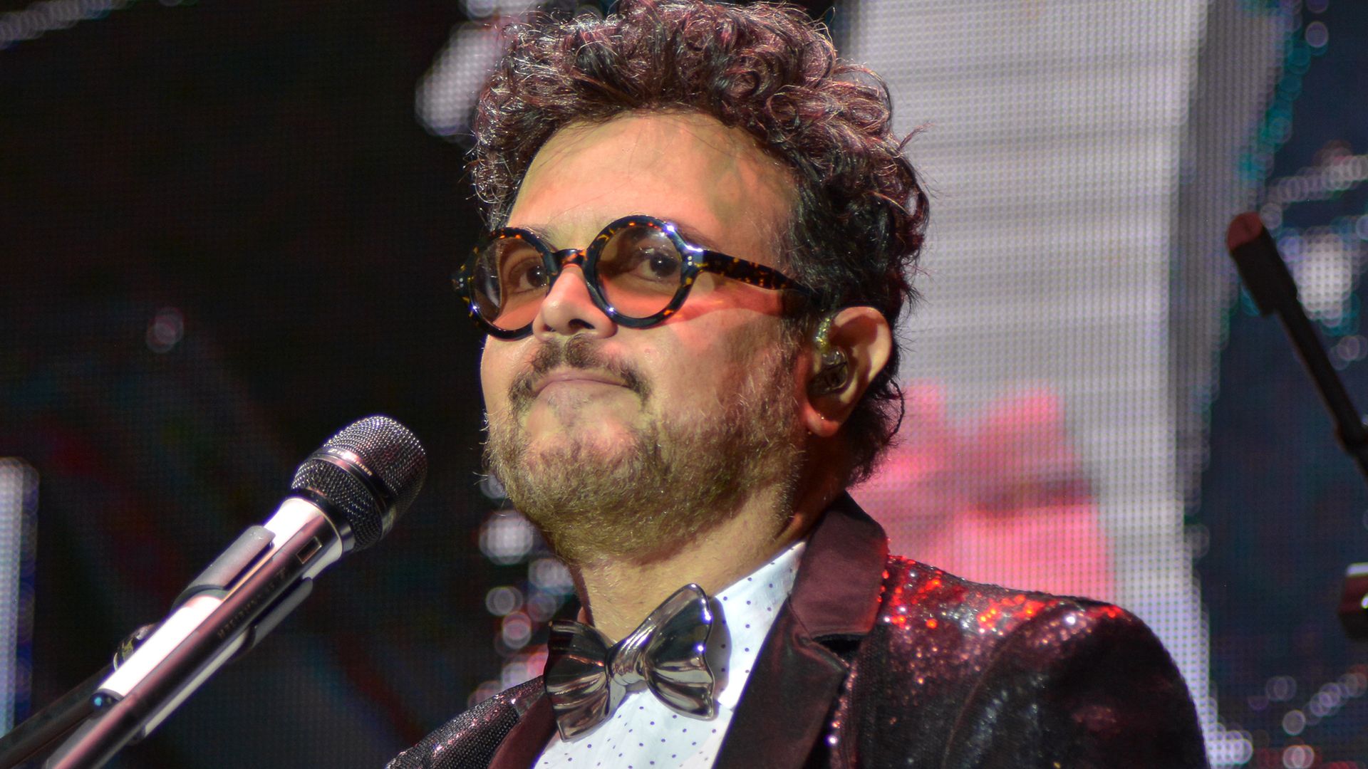 Aleks Syntek se despide de México y revela el origen de su molestia durante concierto