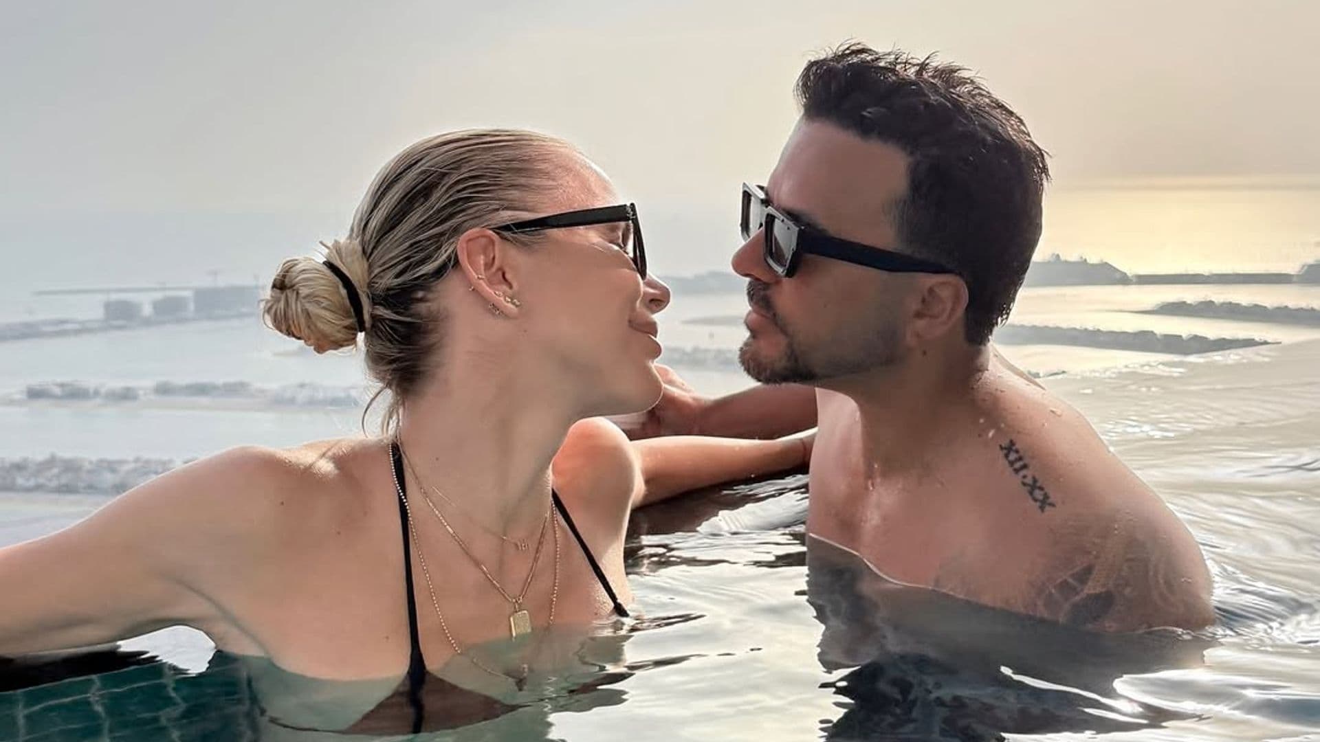 Luis Fonsi y Águeda López: dos enamorados conjuntados y felices en las cristalinas aguas de Mykonos