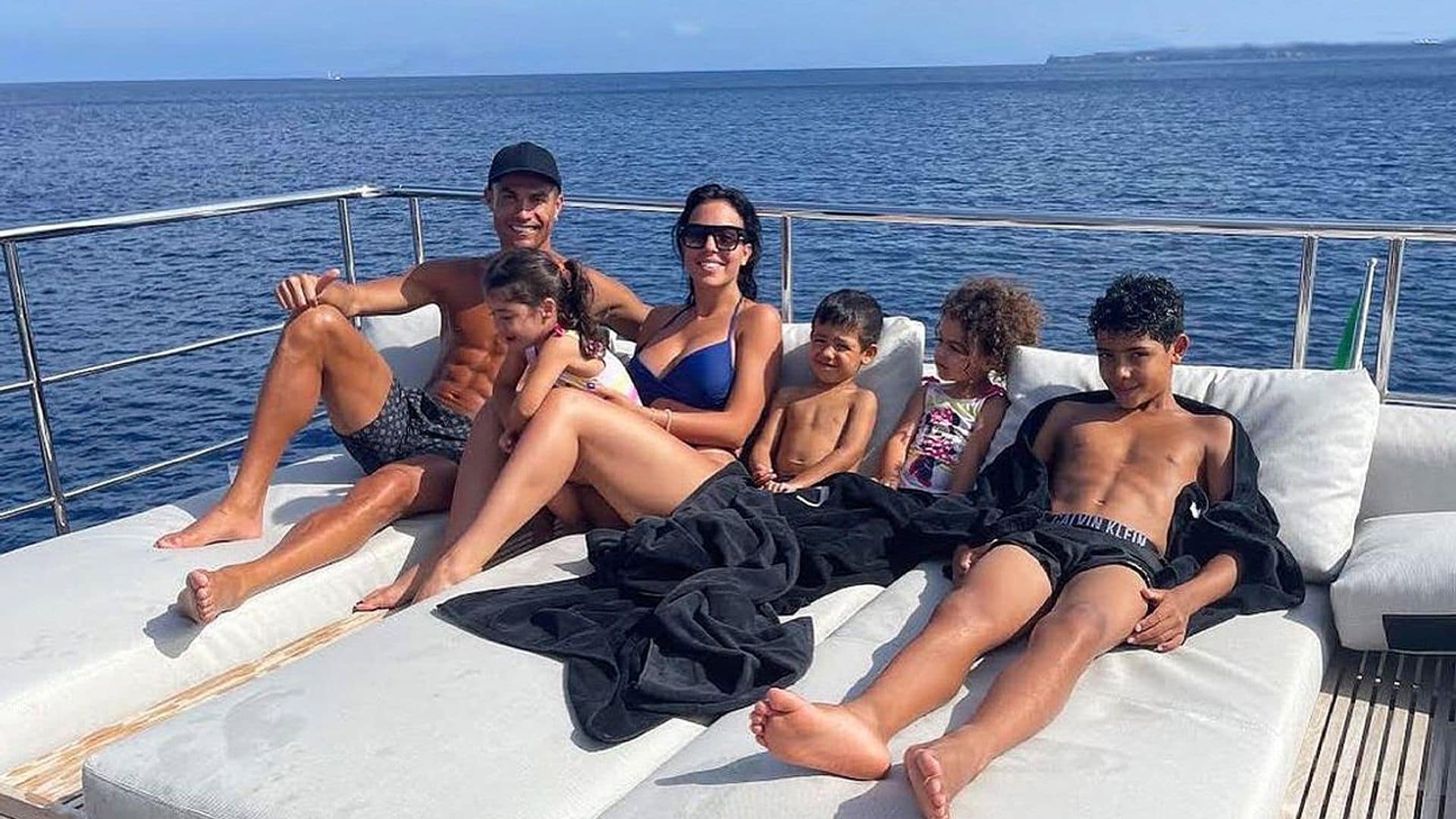 Cristiano y Georgina, de vacaciones como solo ellos saben: a toda vela y con los mejores grumetes