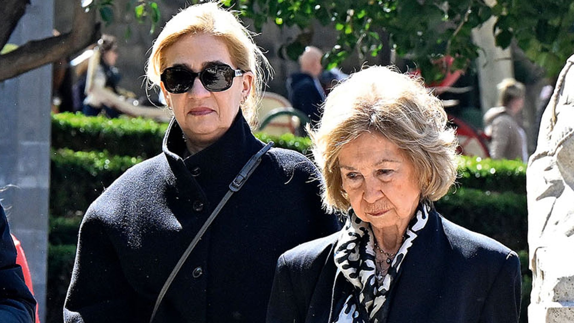 EXCLUSIVA. La infanta Cristina y la reina Sofía, las fotos de su plan de chicas para dos: descubrimos paso a paso su ruta de compras por Mallorca