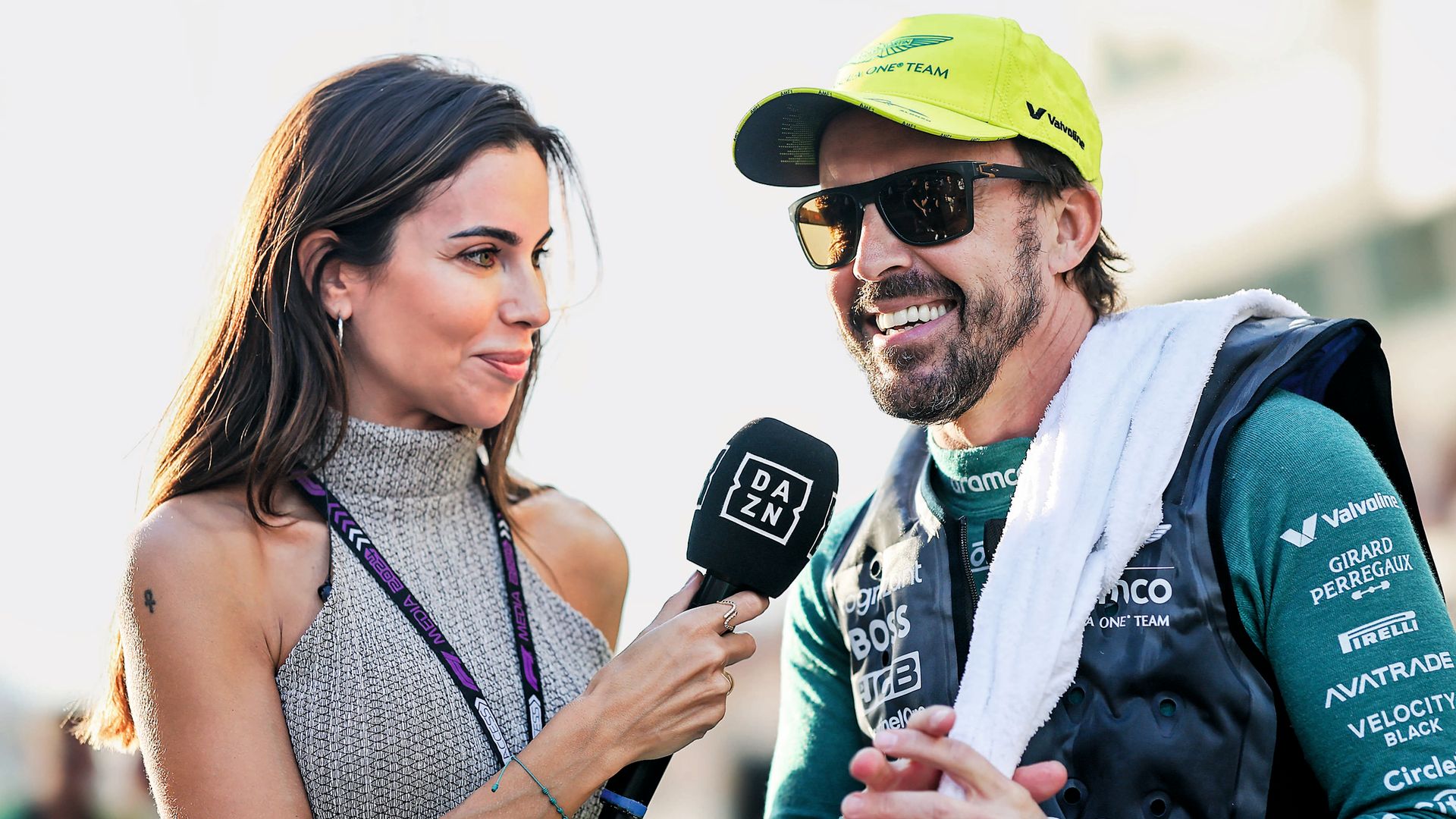 Melissa Jiménez entrevistando a Fernando Alonso, en marzo de 2024, en el Gran Premio de Arabia Saudita.