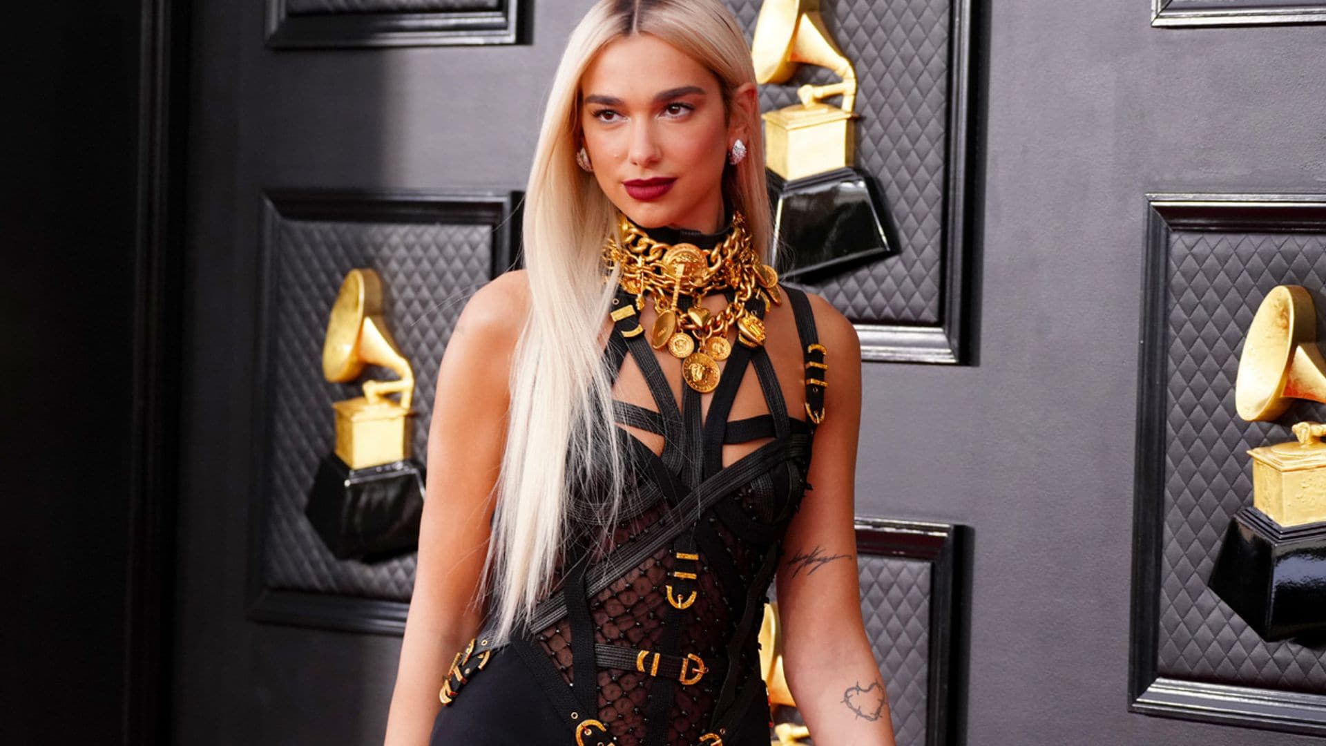 Dua Lipa recupera el vestido 'bondage' de Cindy Crawford 30 años después