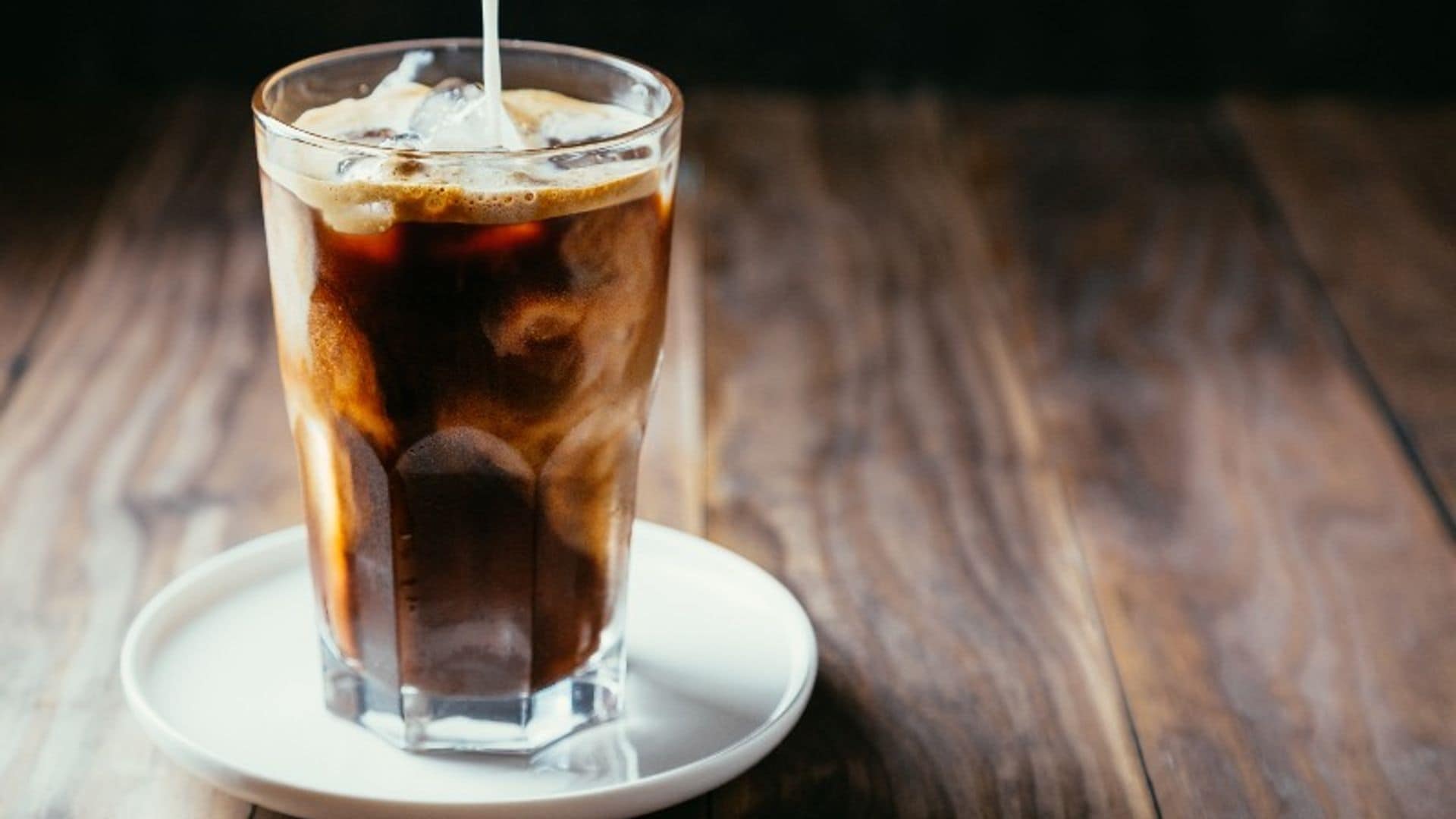Café con crema batida y huevo