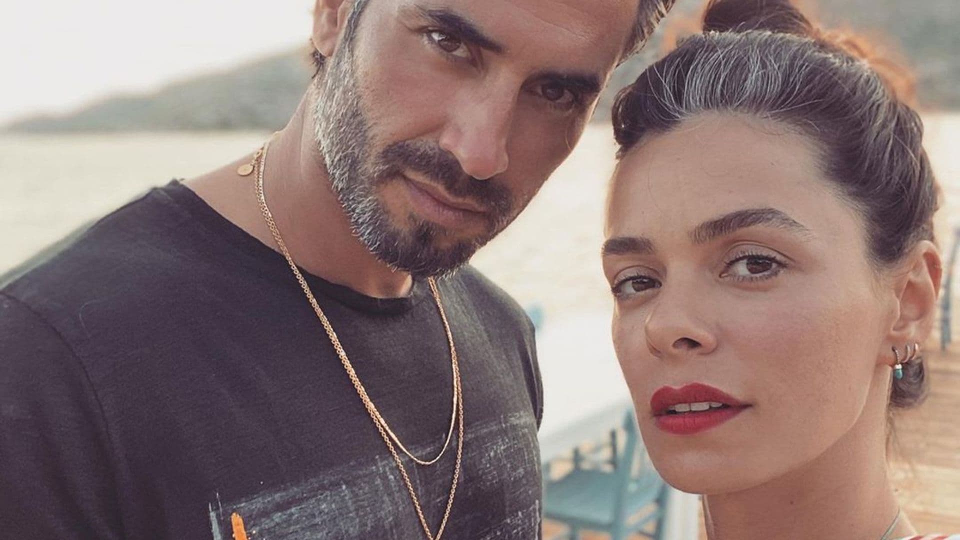 La espectacular foto bajo el agua con la que Özge Özpirinçci, de la serie 'Mujer', muestra su embarazo