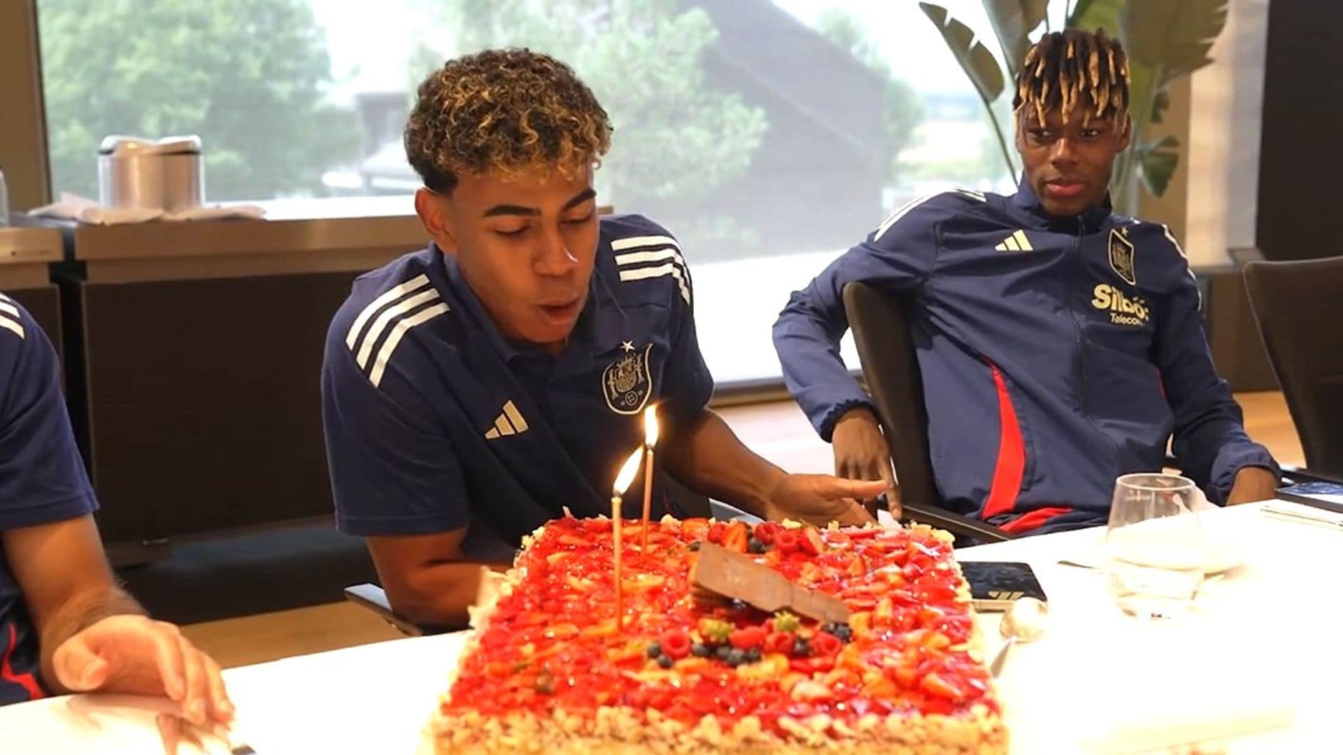 No te pierdas a Lamine Yamal soplando las velas de su 17 cumpleaños arropado por sus compañeros de la selección