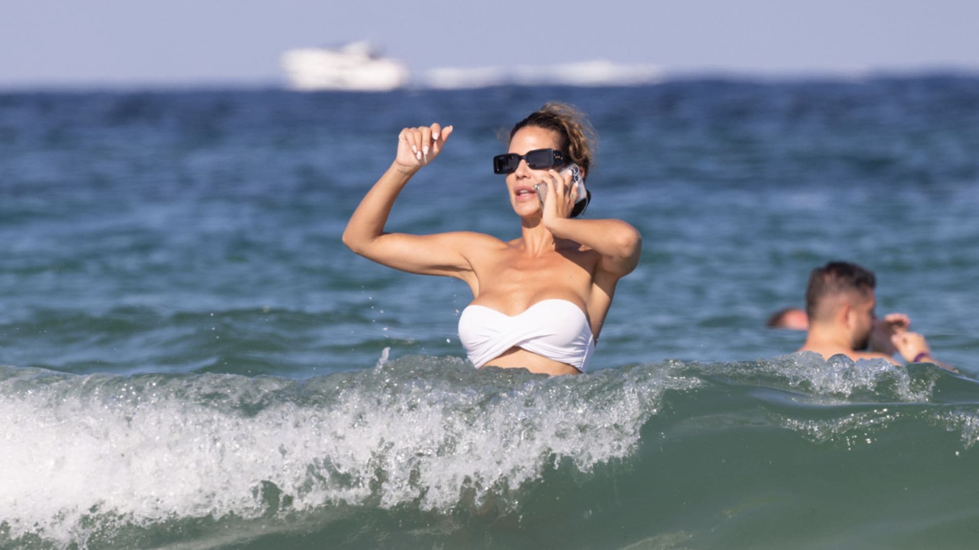 ¡No sin mi móvil! Tamara Gorro, feliz y muy sonriente, disfruta de la playa con amigos tras un año de muchos cambios