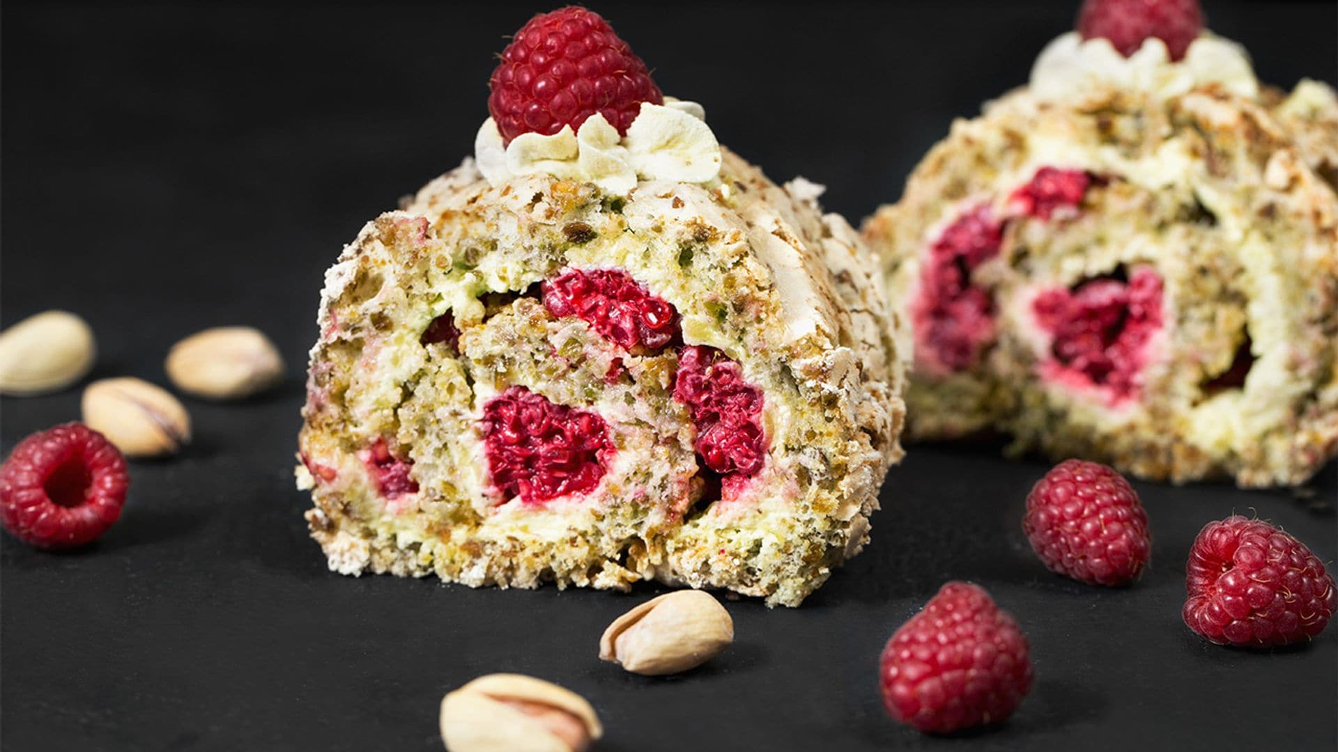 Rollo 'dacquoise' de almendra y pistacho relleno de queso y frambuesas