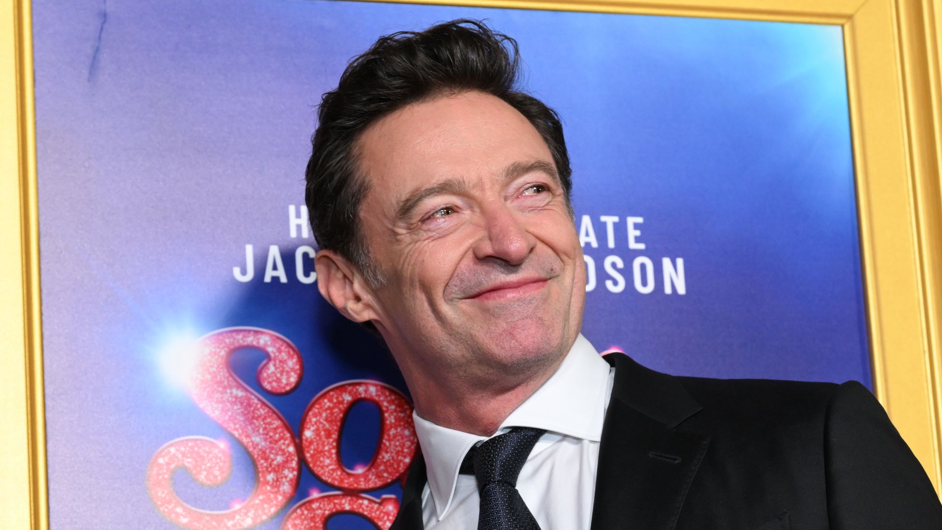 Hugh Jackman sorprende con este inesperado posado en la alfombra roja con su nueva pareja