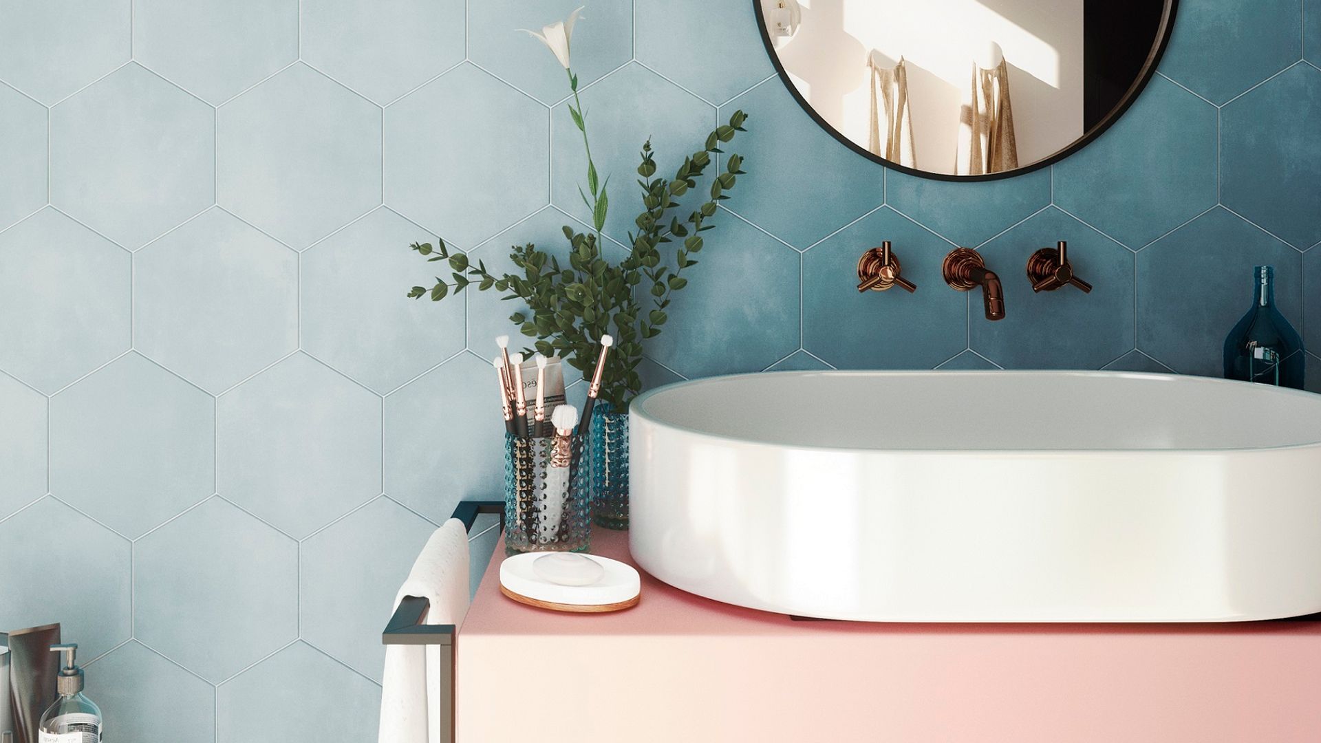 Baño con azulejos hexagonales de color azul