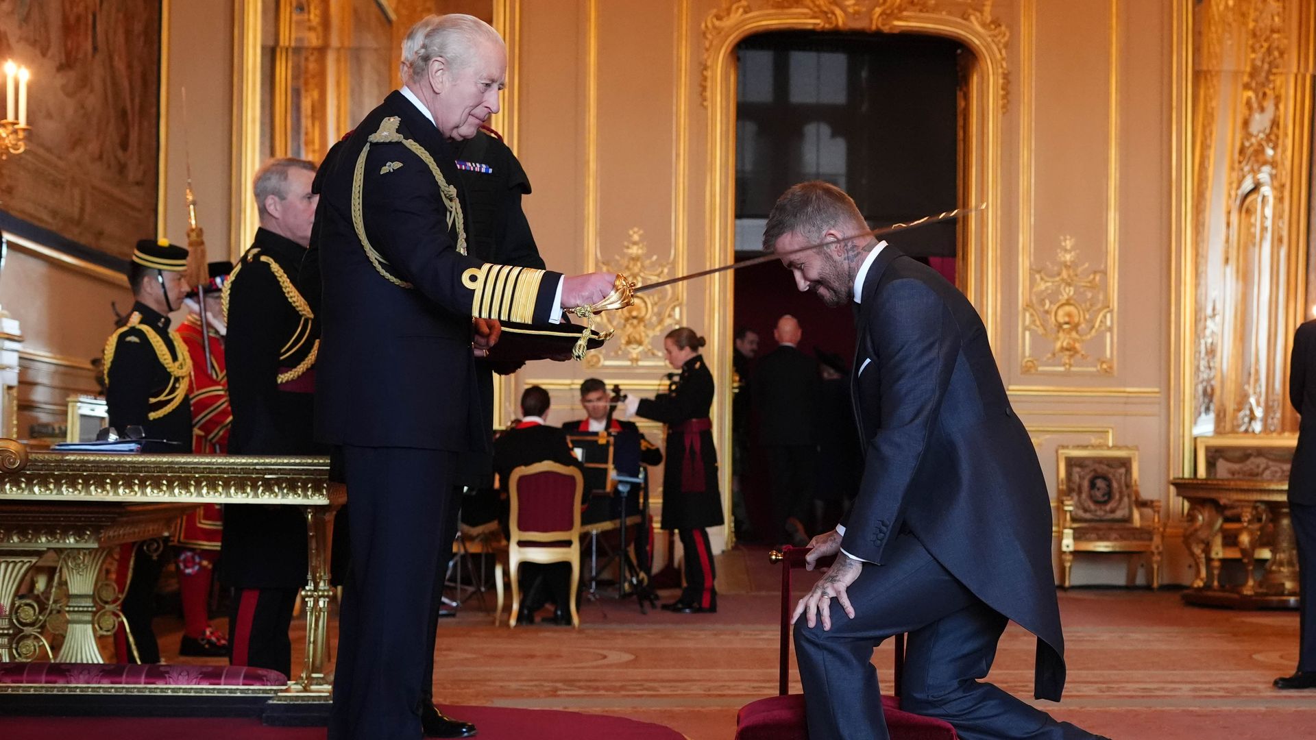David Beckham fue nombrado Caballero por el Rey Carlos III durante una ceremonia de investidura en el Castillo de Windsor.