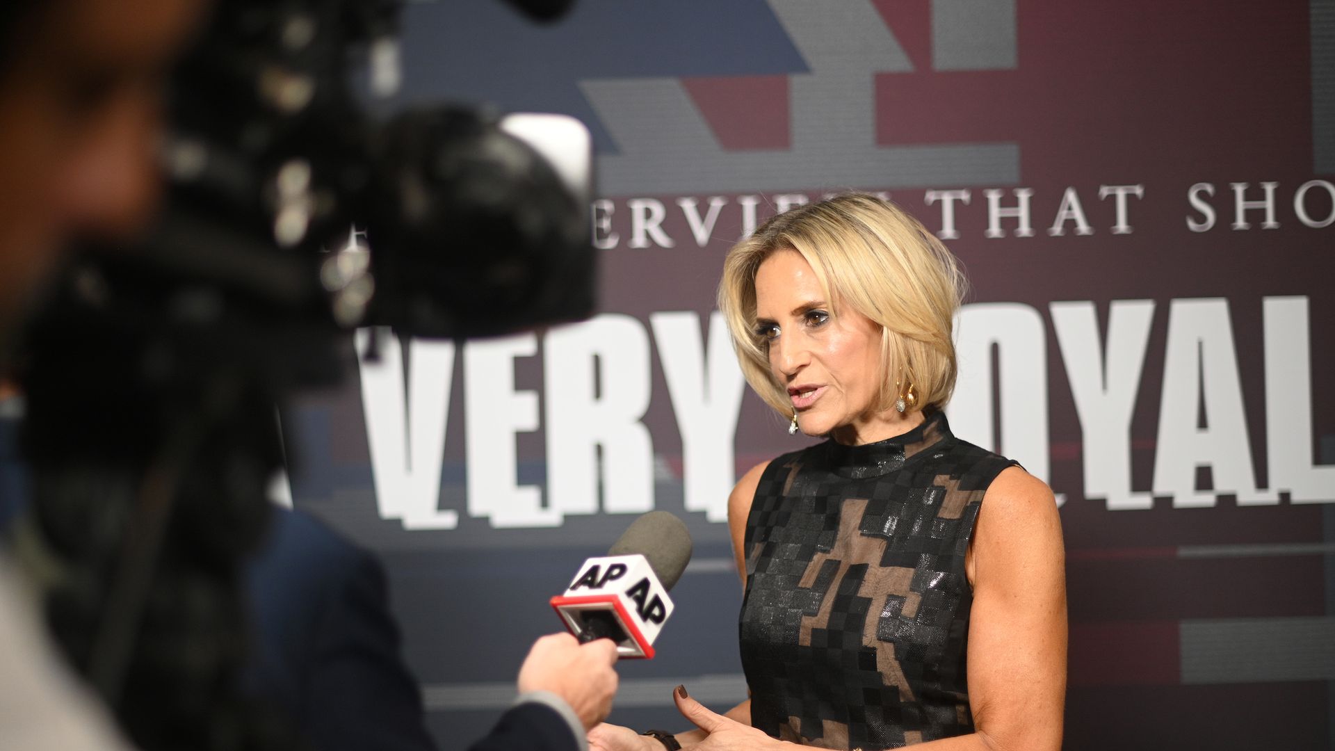 Emily Maitlis, la periodista que entrevistó al príncipe Andrés en el año 2019, una charla que precipitó su caída a cuenta del Caso Epstein, también produjo 'A Very Royal Scandal', una miniserie que recrea como se gestó y ejecutó la entrevista