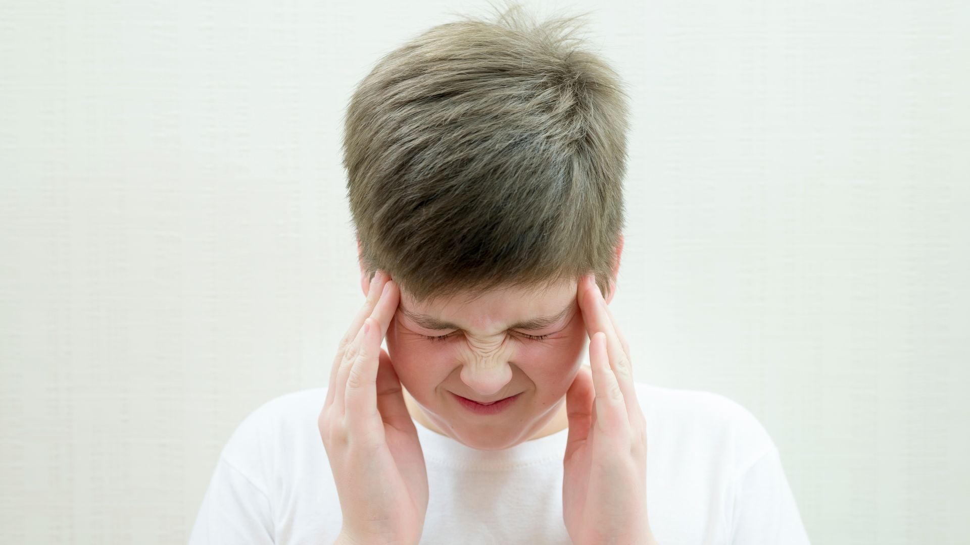 Niño con dolor de cabeza