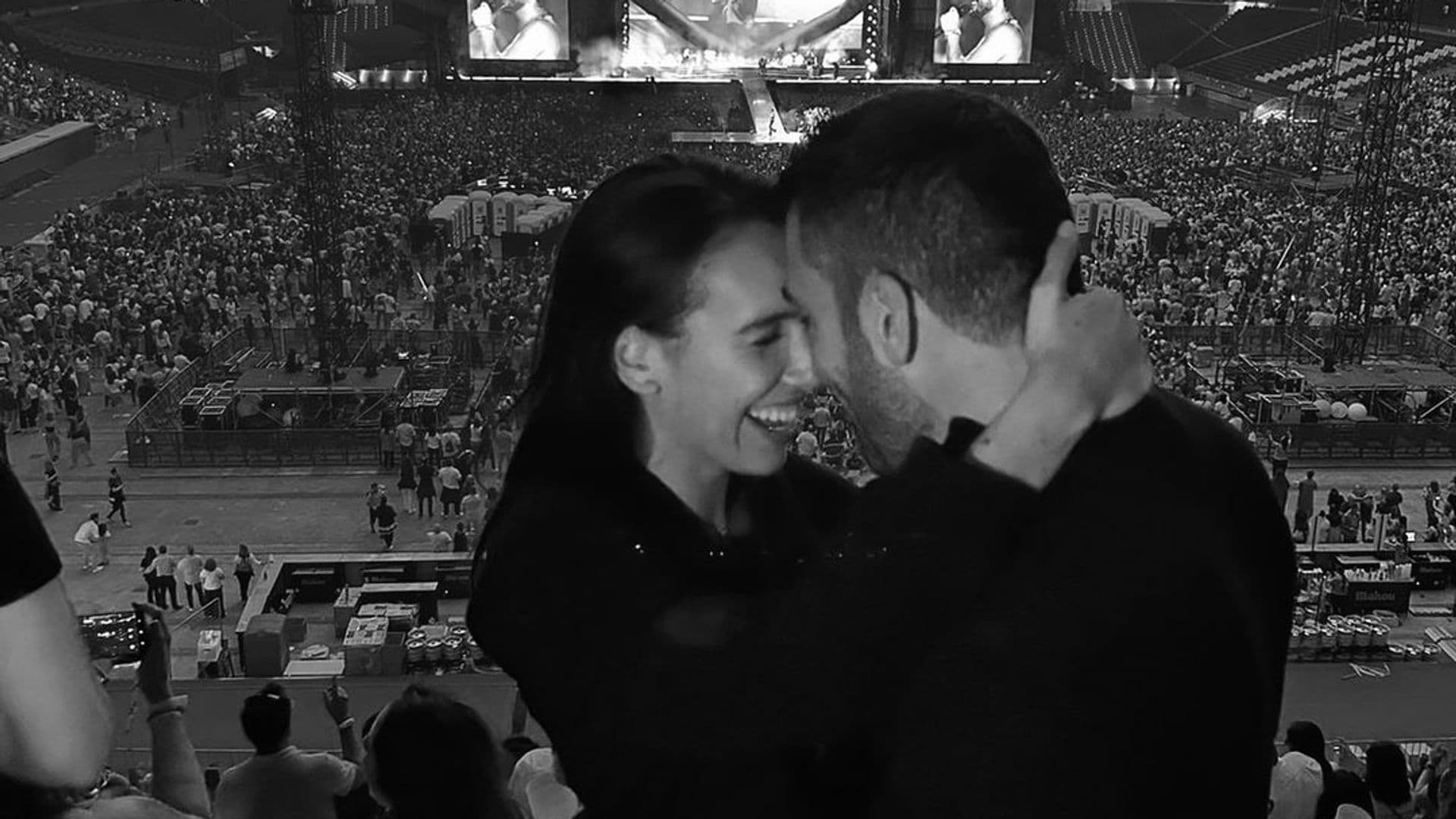 Miguel Ángel Silvestre y su novia, todo amor en el concierto de Manuel Carrasco