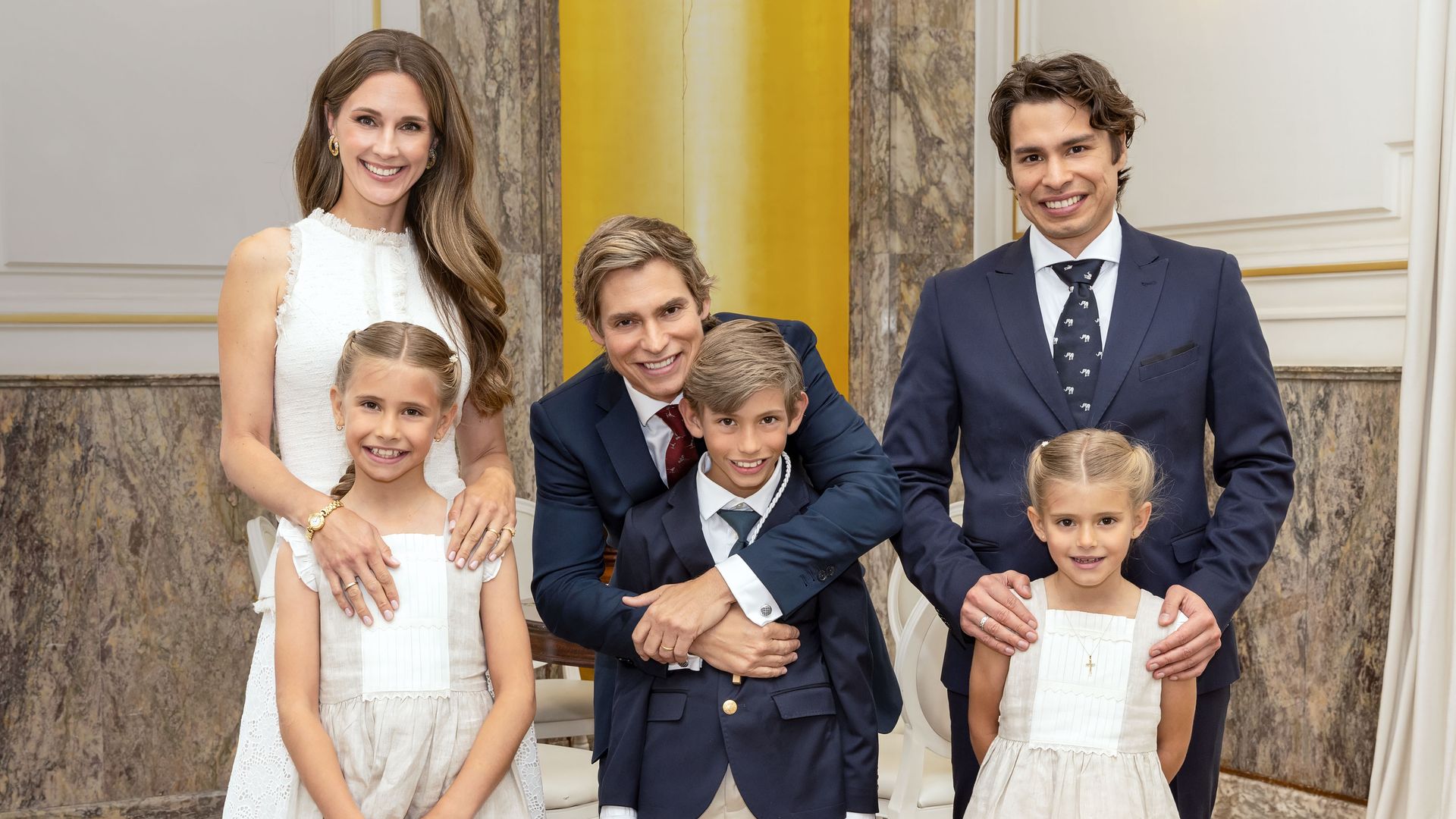 Carlos Baute con sus hijos y su mujer