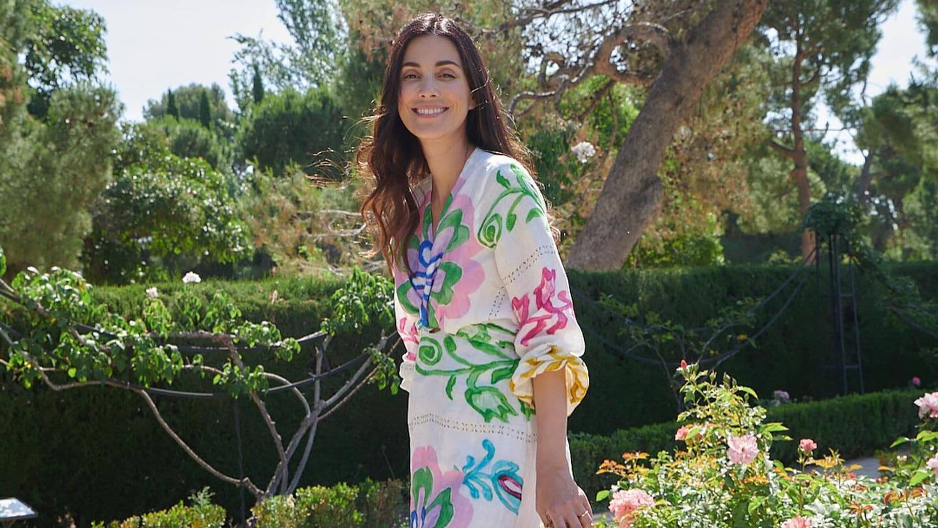 El favorecedor look de Sassa de Osma para ir de concierto en verano con vestido estampado y 'slippers'