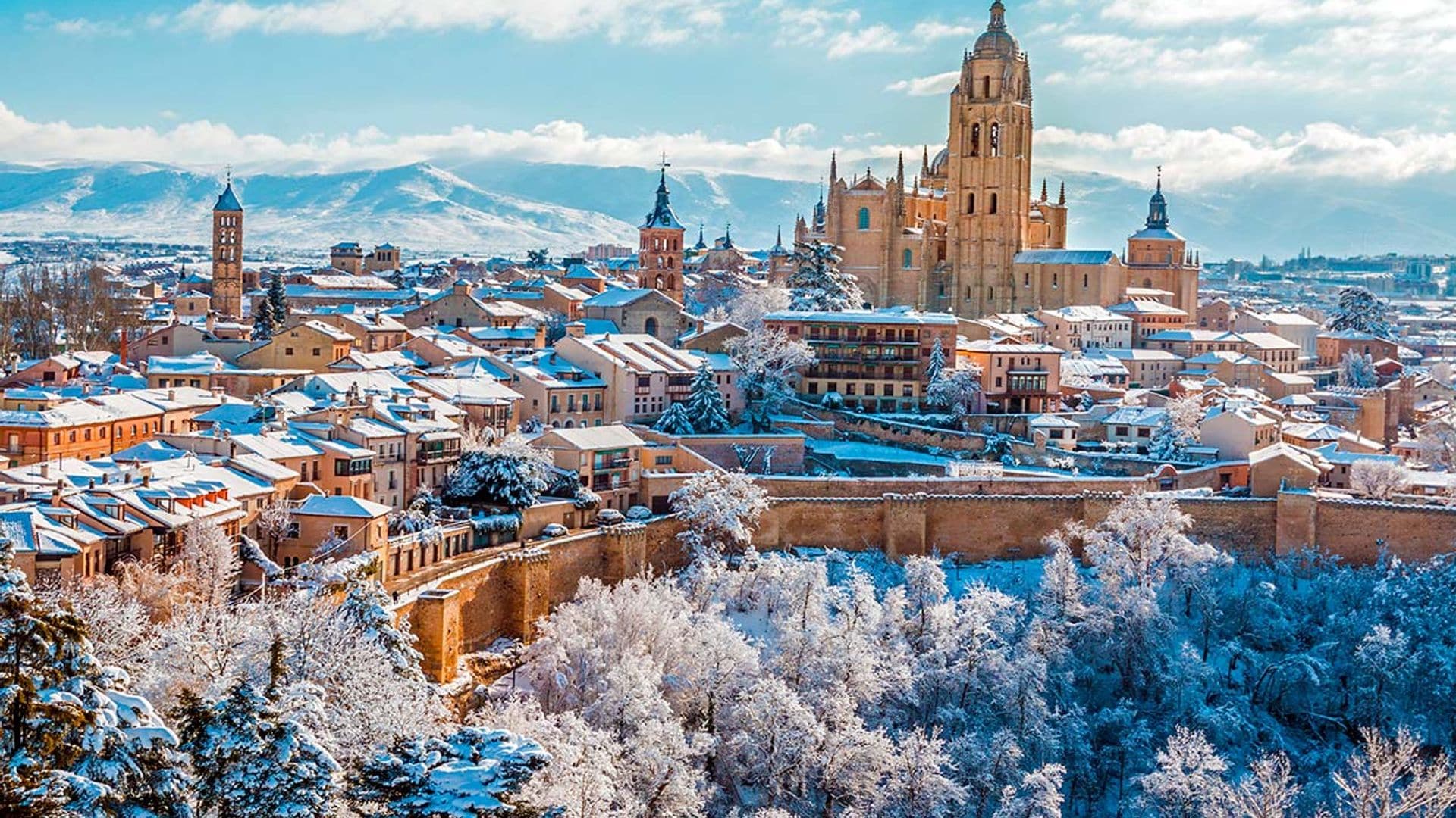 Pueblos y paisajes de España más bonitos aún en invierno bajo la nieve