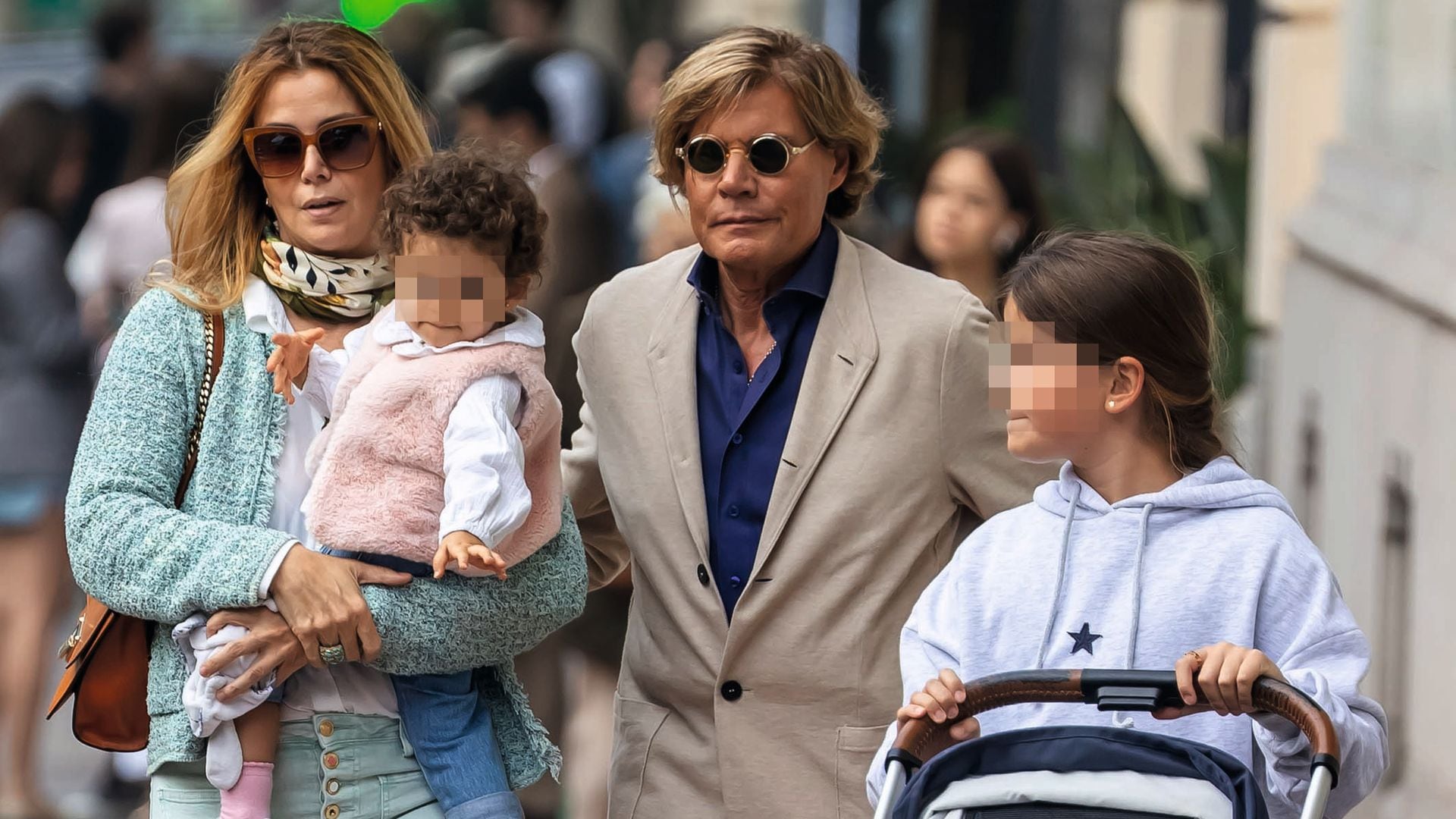 Sofía Mazagatos dando una vuelta con su marido, Tito Pajares, y sus hijas