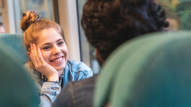 chica sonriendo chico tren