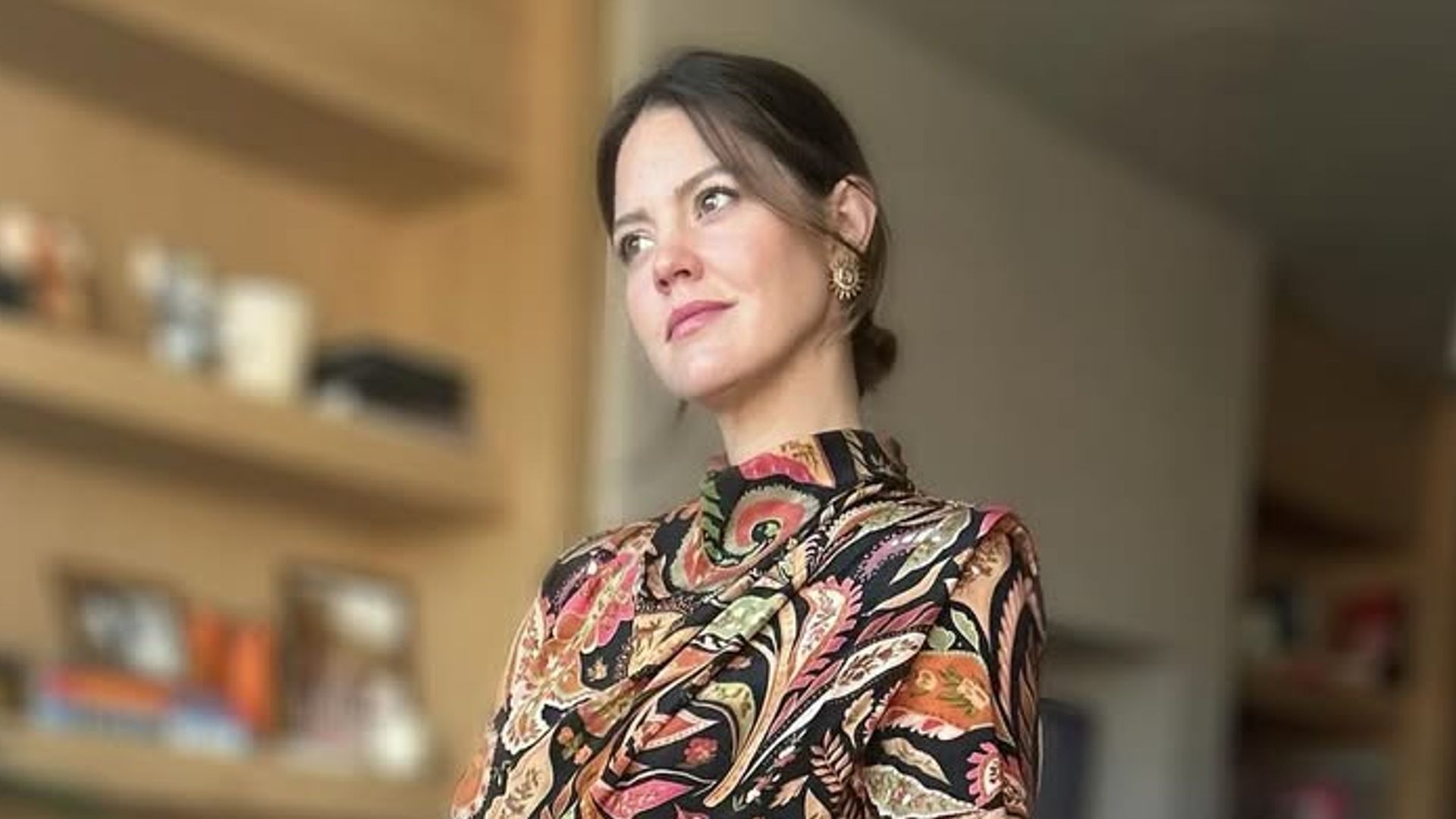 La casa de Isabelle Junot y Álvaro Falcó en Madrid, al detalle: cocina curva con isla, librería en roble y un Mickey de Javier Calleja valorado en 450 euros
