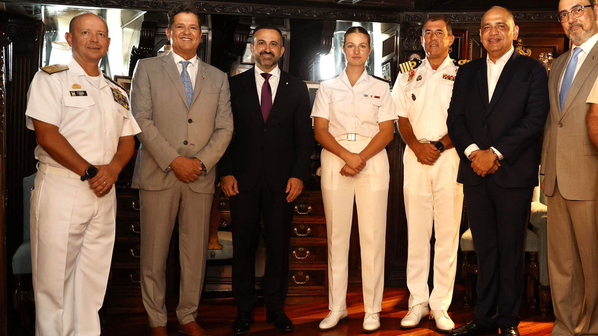 El almuerzo sorpresa de la princesa Leonor con el cantante Carlos Vives a bordo del 'Elcano'
