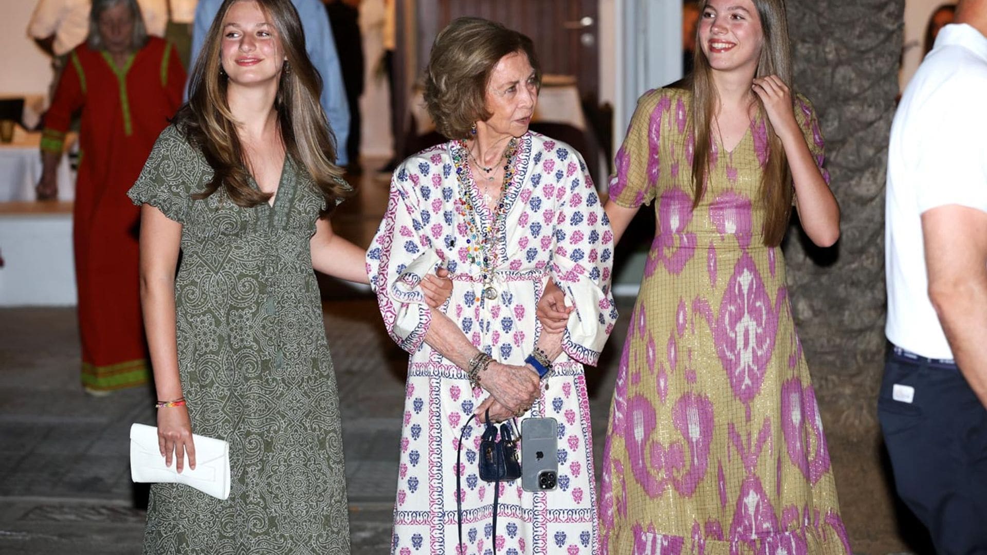 La reina Sofía, toda una 'trendsetter' con su minibolso de lujo de cena en familia por Mallorca