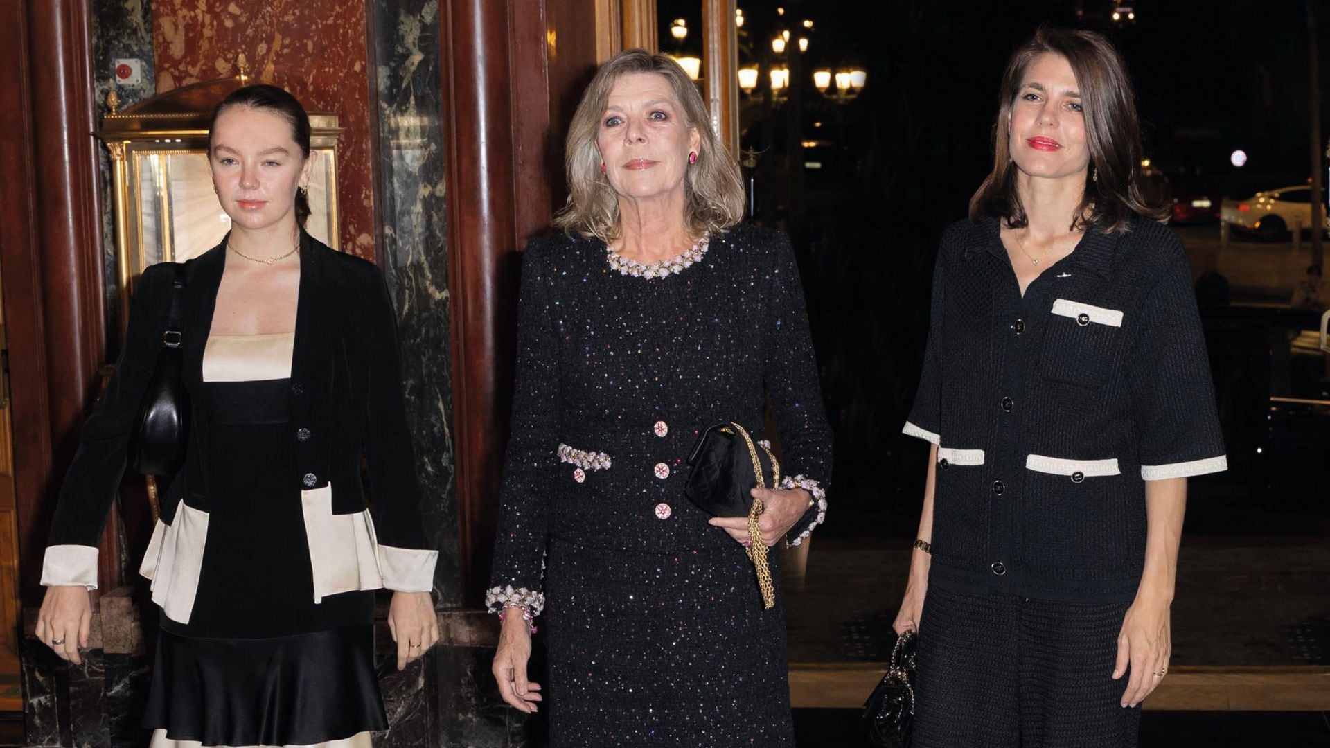La hija de Ernesto de Hannover, que cumplió 26 años el pasado 20 de julio, con un estilo más clásico junto a su madre, la princesa Carolina de Mónaco, y su hermana, Carlota Casiraghi