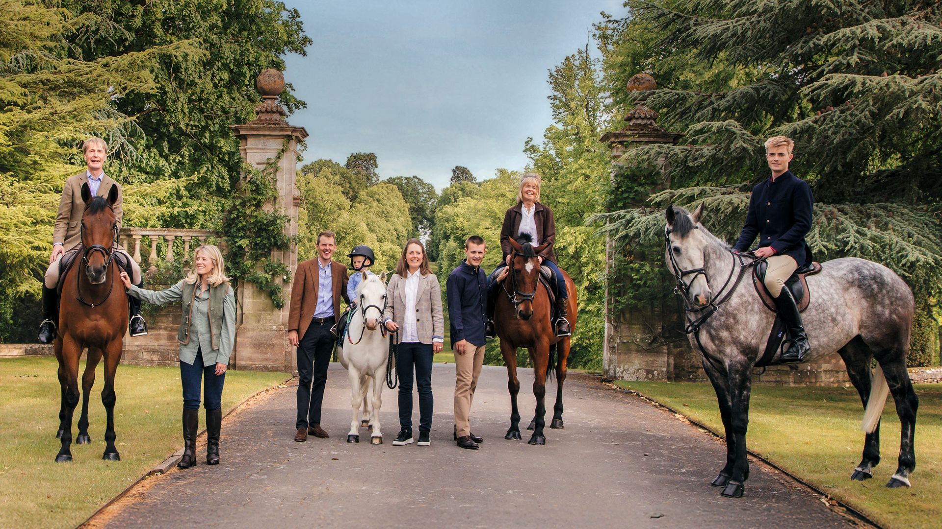 De izquierda a derecha: James Henderson con su nuera, Georgia Hamilton Briscoe, esposa de su hijo George (que aparece a la derecha en la imagen); Annabel con su marido, Hugh Sancroft-Baker, y su hijo Felix, y Frederick, el menor de los tres hermanos, con su madre, Lucinda Hanson