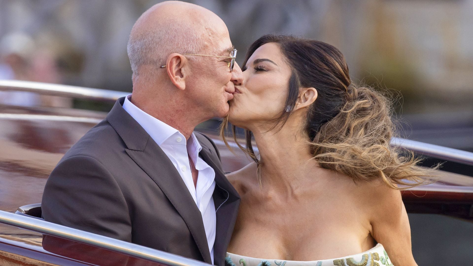 Lauren Sánchez sorprende con su primer vestido de 'novia': un espectacular Schiaparelli de alta costura