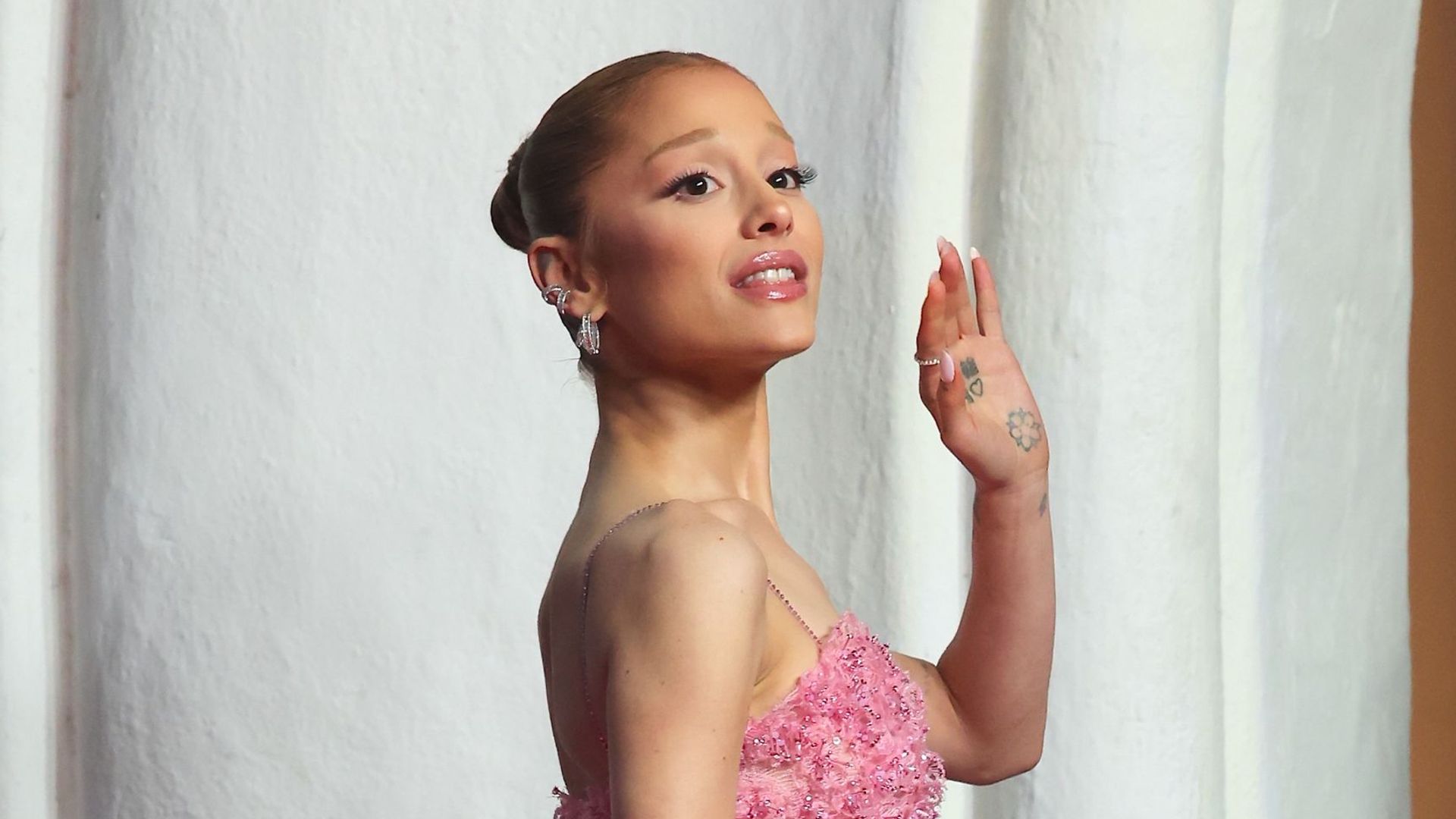 Ariana Grande diciendo adiós