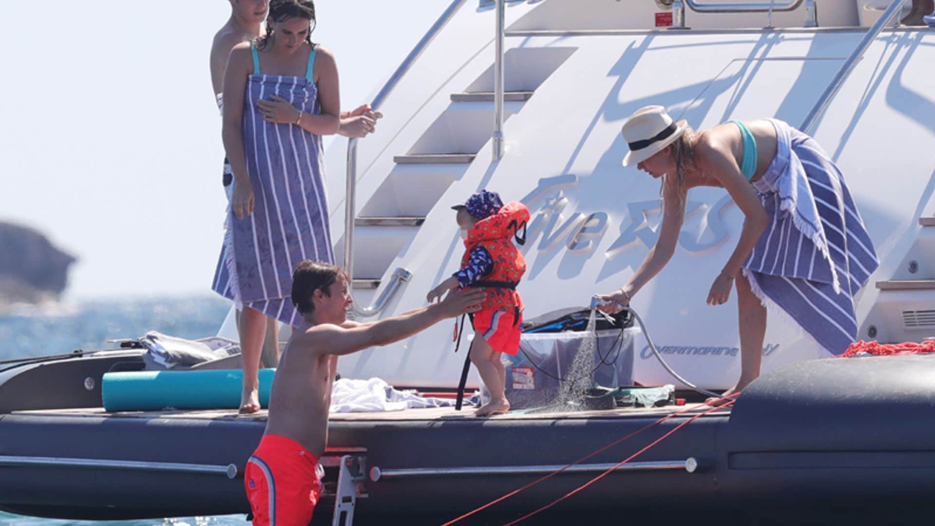 James Blunt y su familia, jornada en alta mar en su isla favorita