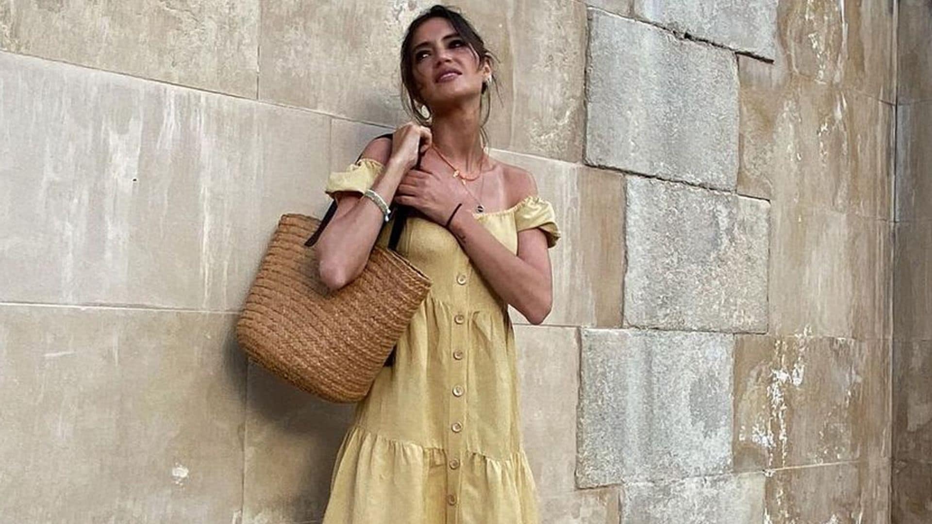 Consigue el estilismo 'Mediterráneo' de Sara Carbonero con vestido 'Bardot' y sandalias de cuña