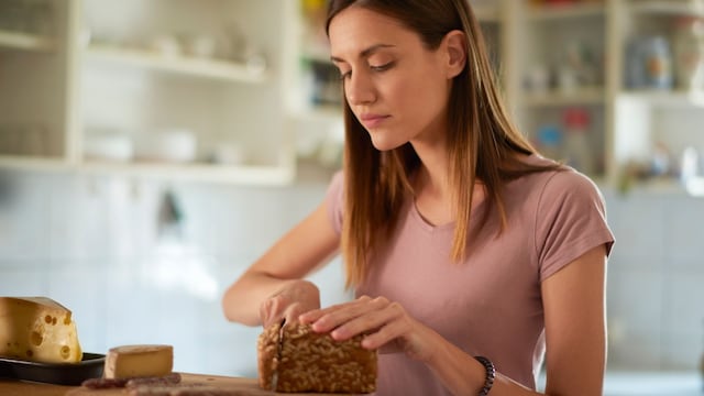 Mujer cortando queso