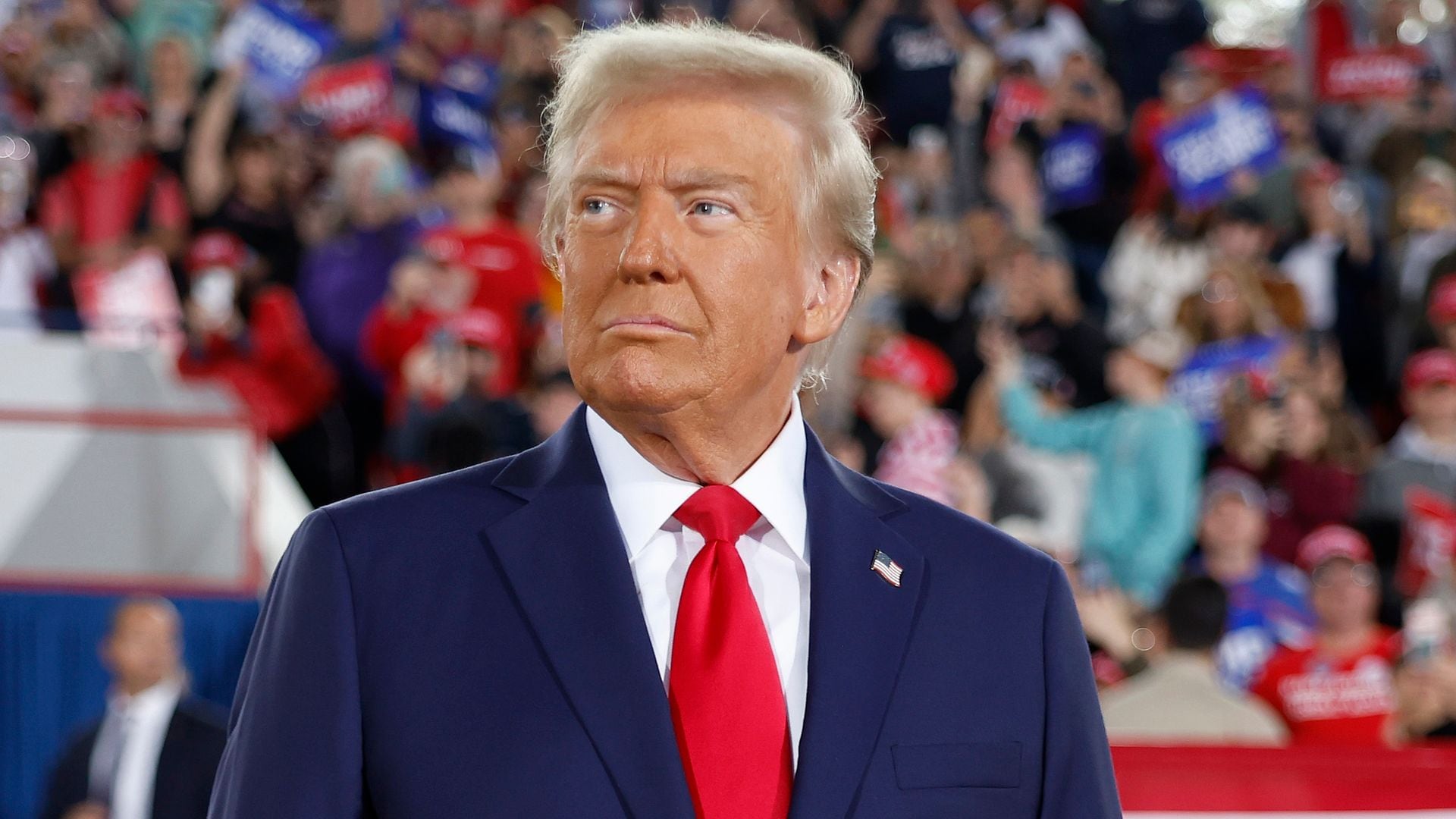 Primer plano de Donald Trump en una campaña política