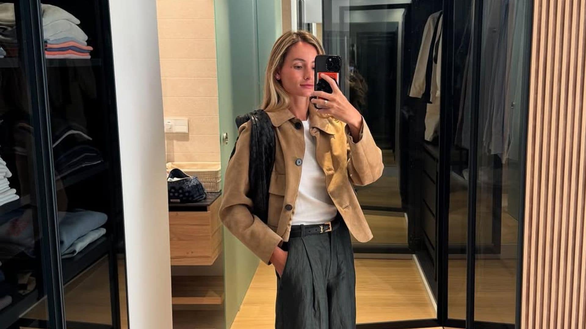 Este es el ‘uniforme’ minimalista y elegante de oficina que siempre funciona