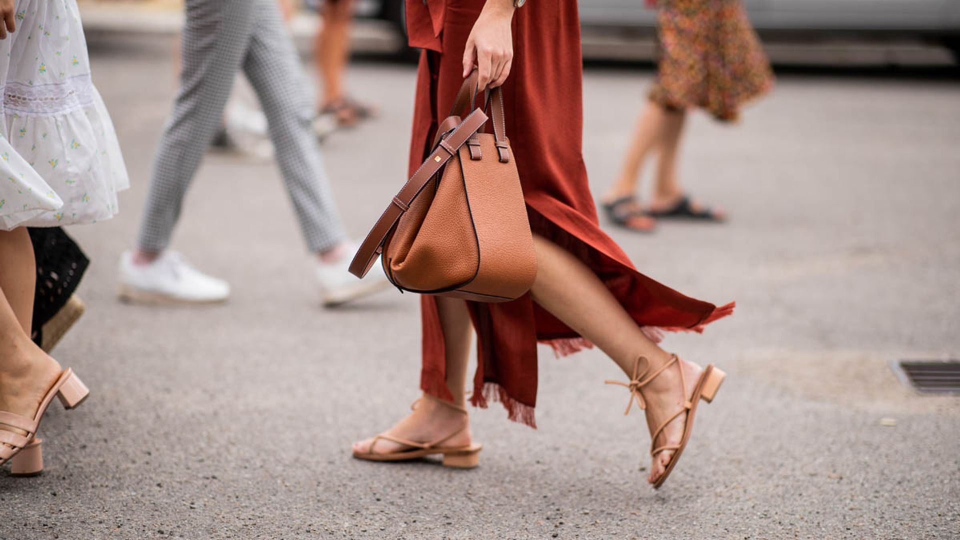 Compra aquí las sandalias planas más cómodas que resuelven todos tus looks