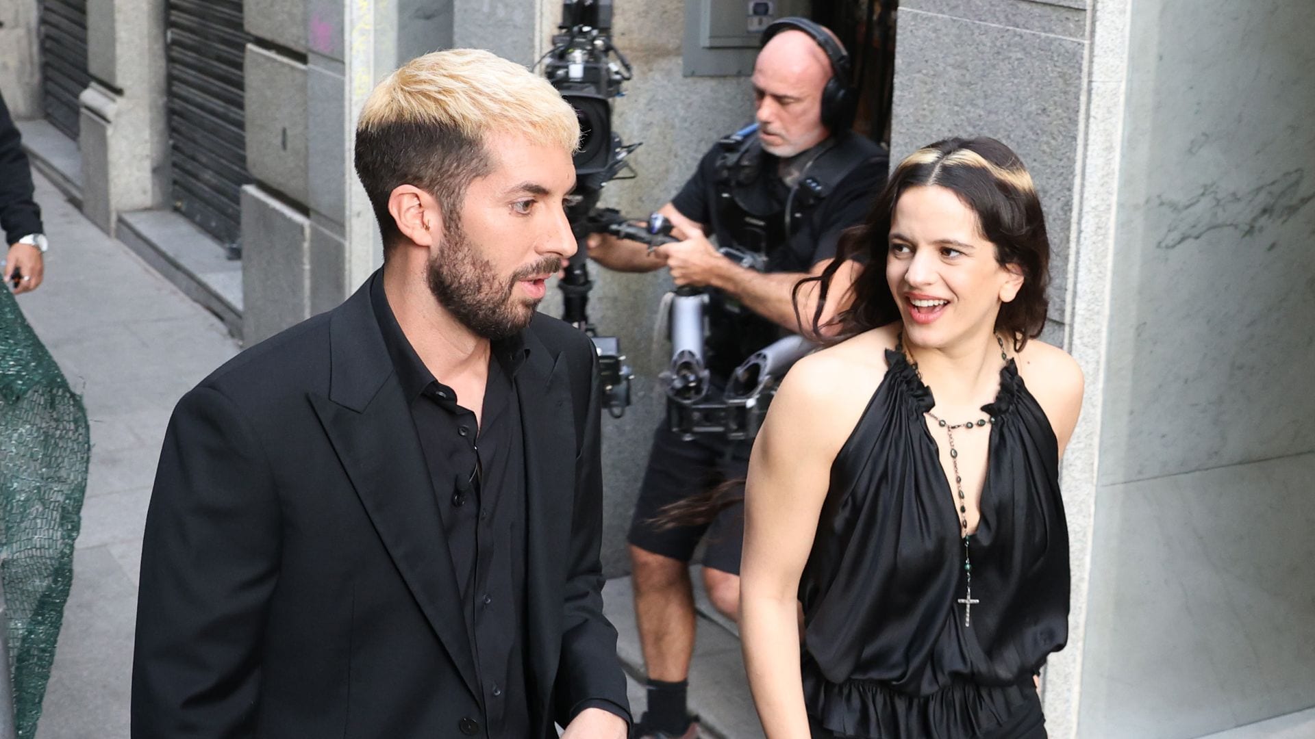 Rosalía y David Broncano a su llegada al programa 'La Revuelta', a 10 de noviembre de 2025, en Madrid (España)