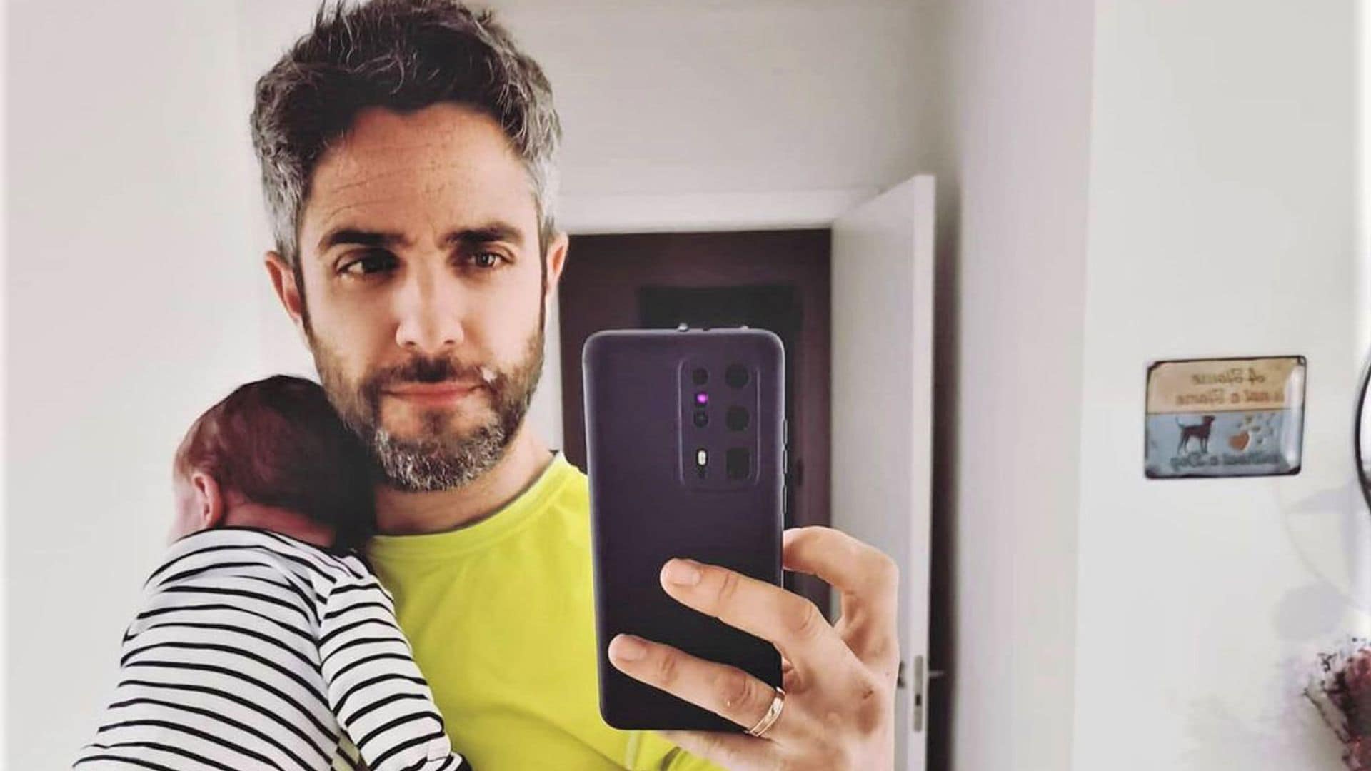 No te pierdas las primeras (y simpáticas) 'charlas' de Roberto Leal con su hijo Leo de 4 meses