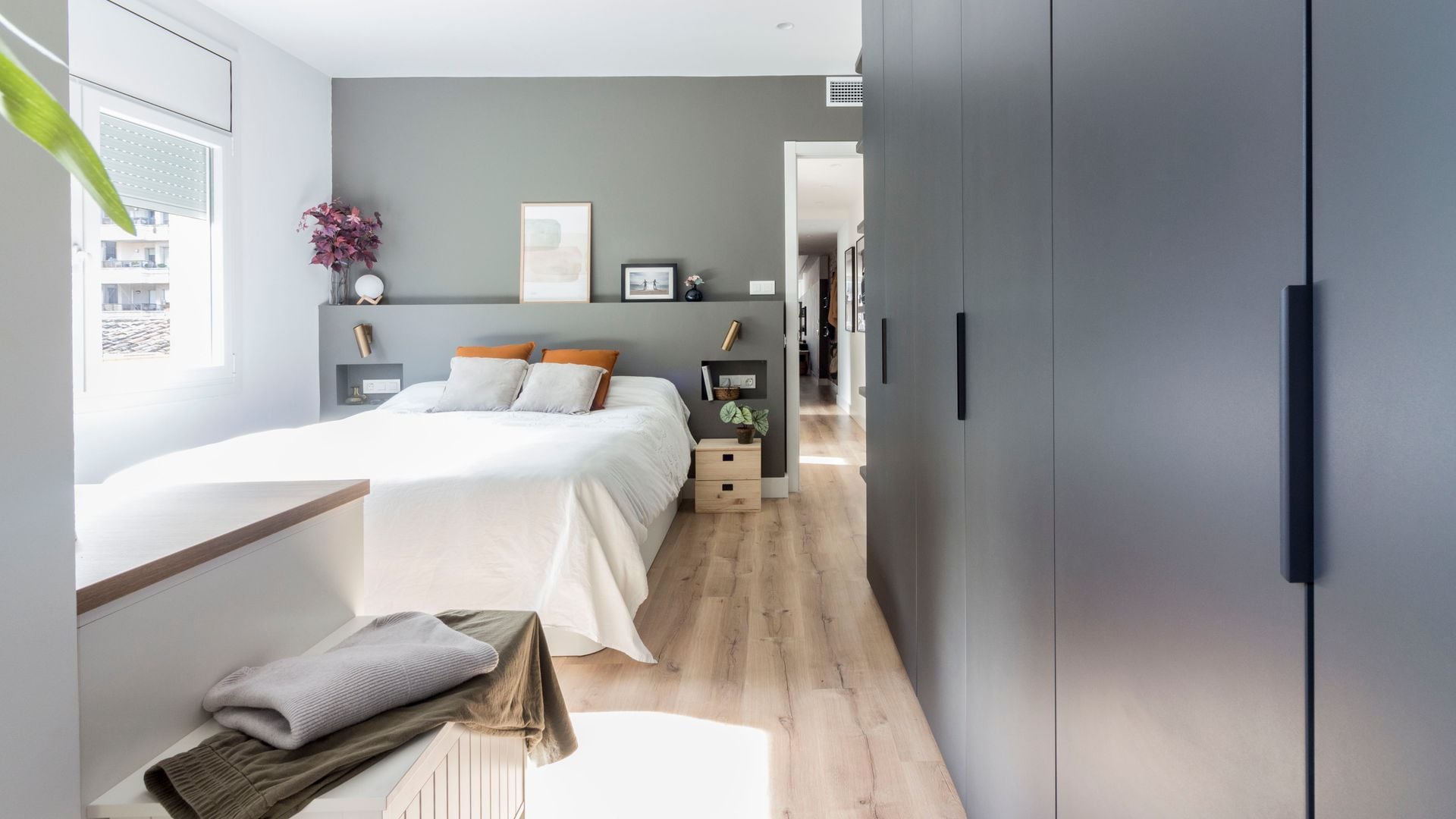 Dormitorio con cabecero de obra