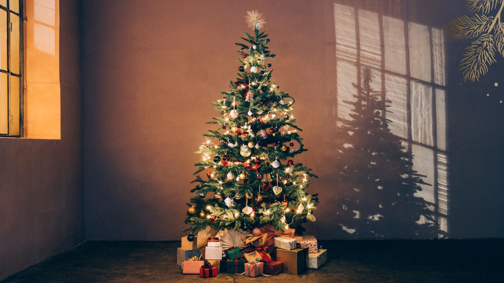 Árbol de Navidad decorado con regalos