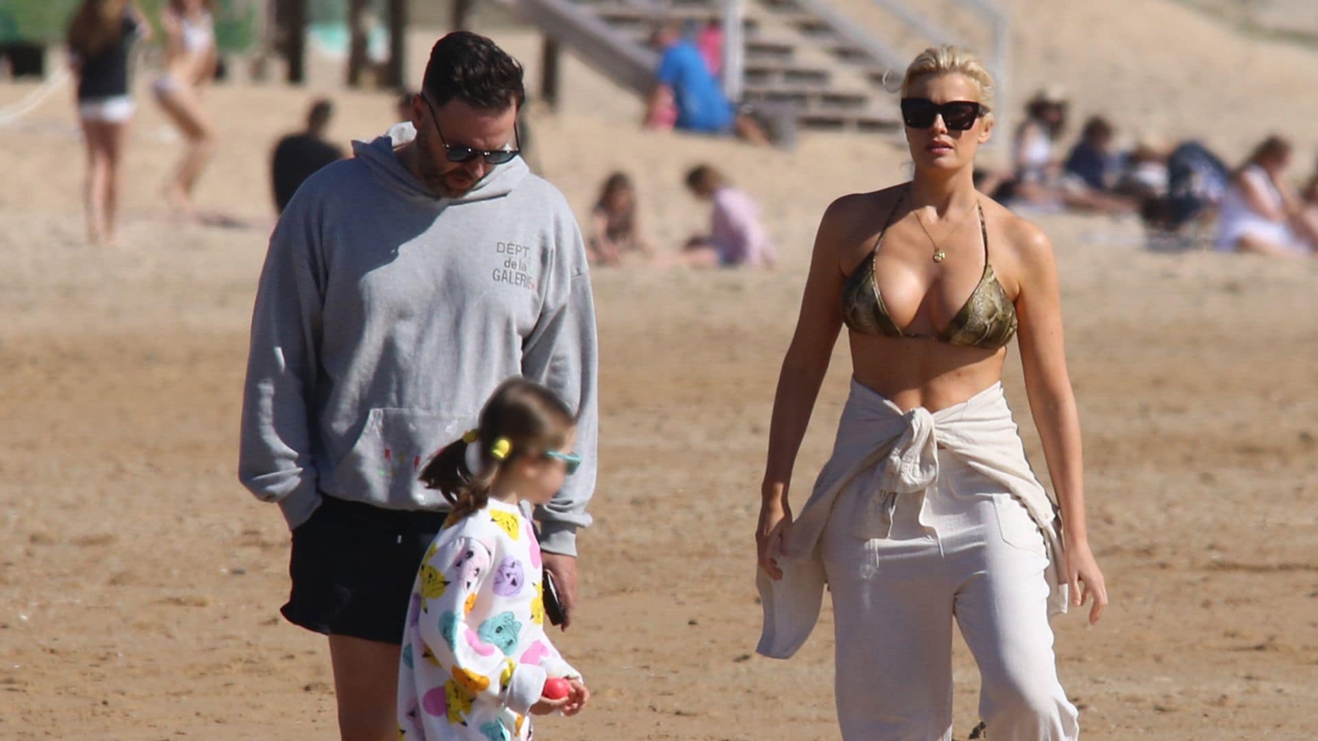 Adriana Abenia se relaja en Cádiz con su marido y su hija a la espera de anunciar un proyecto sorpresa