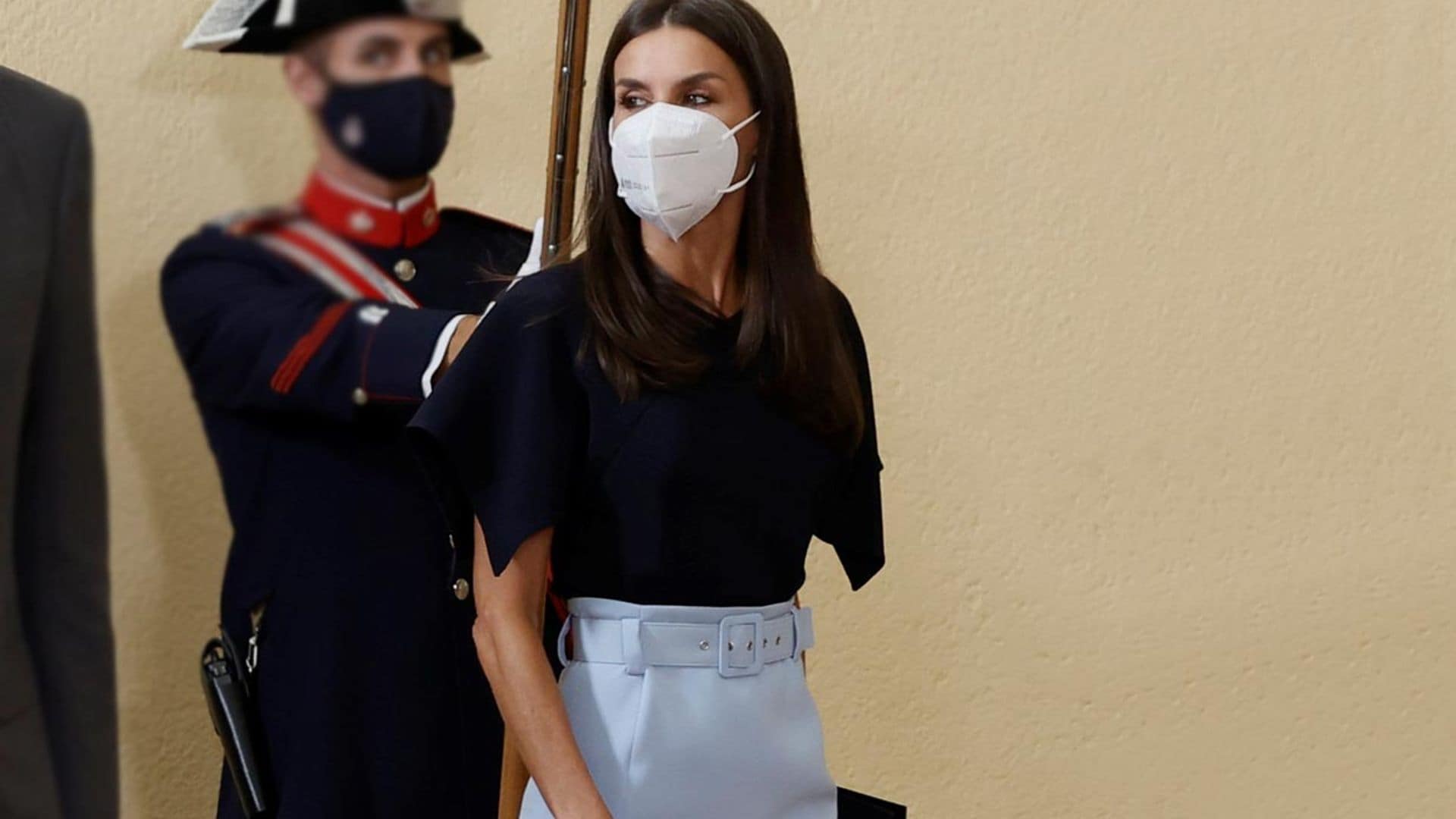 Por quinta vez, la Reina triunfa con la falda tubo que fascina a la realeza europea