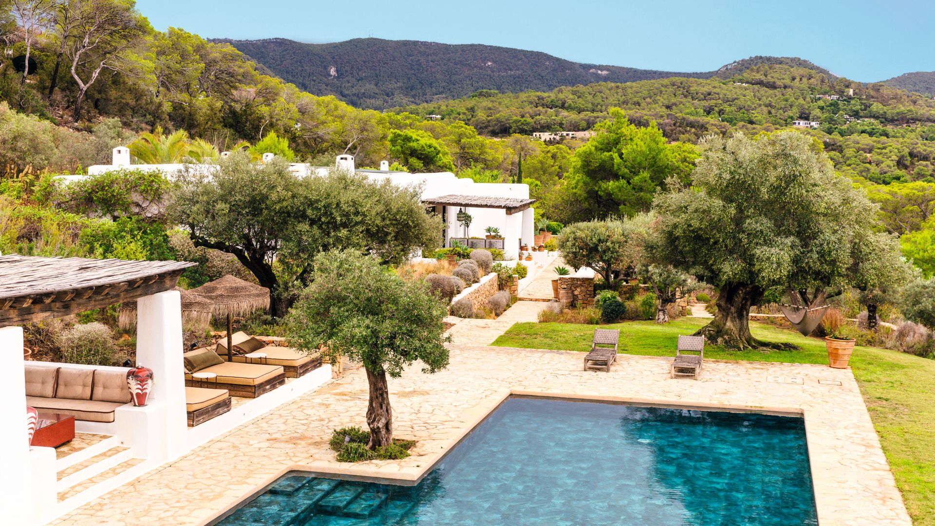 EMMA ROIG  NOS RECIBE EN SU REFUGIO DE IBIZA, UNA IMPRESIONANTE VILLA EN EL CORAZÓN DE LA ISLA