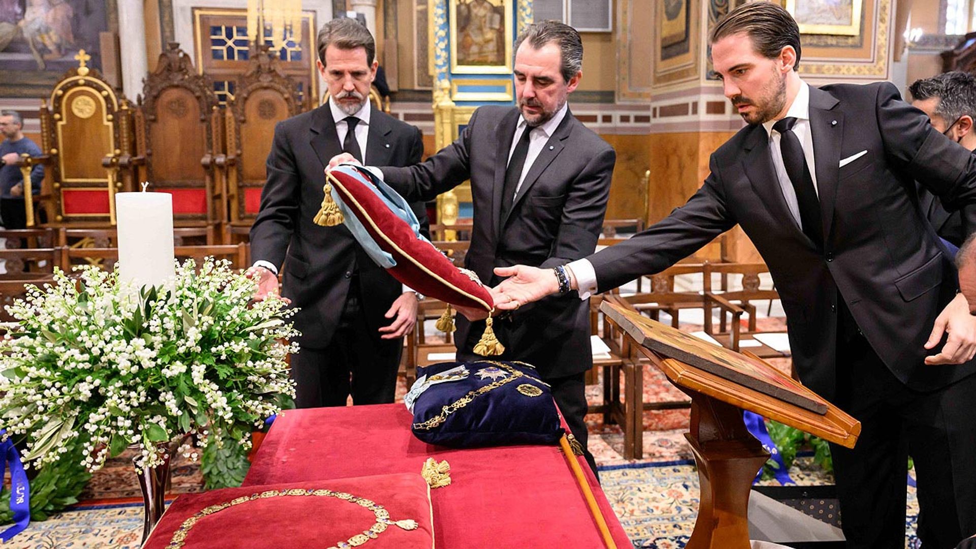 Las condecoraciones y el emotivo detalle floral del féretro de Constantino